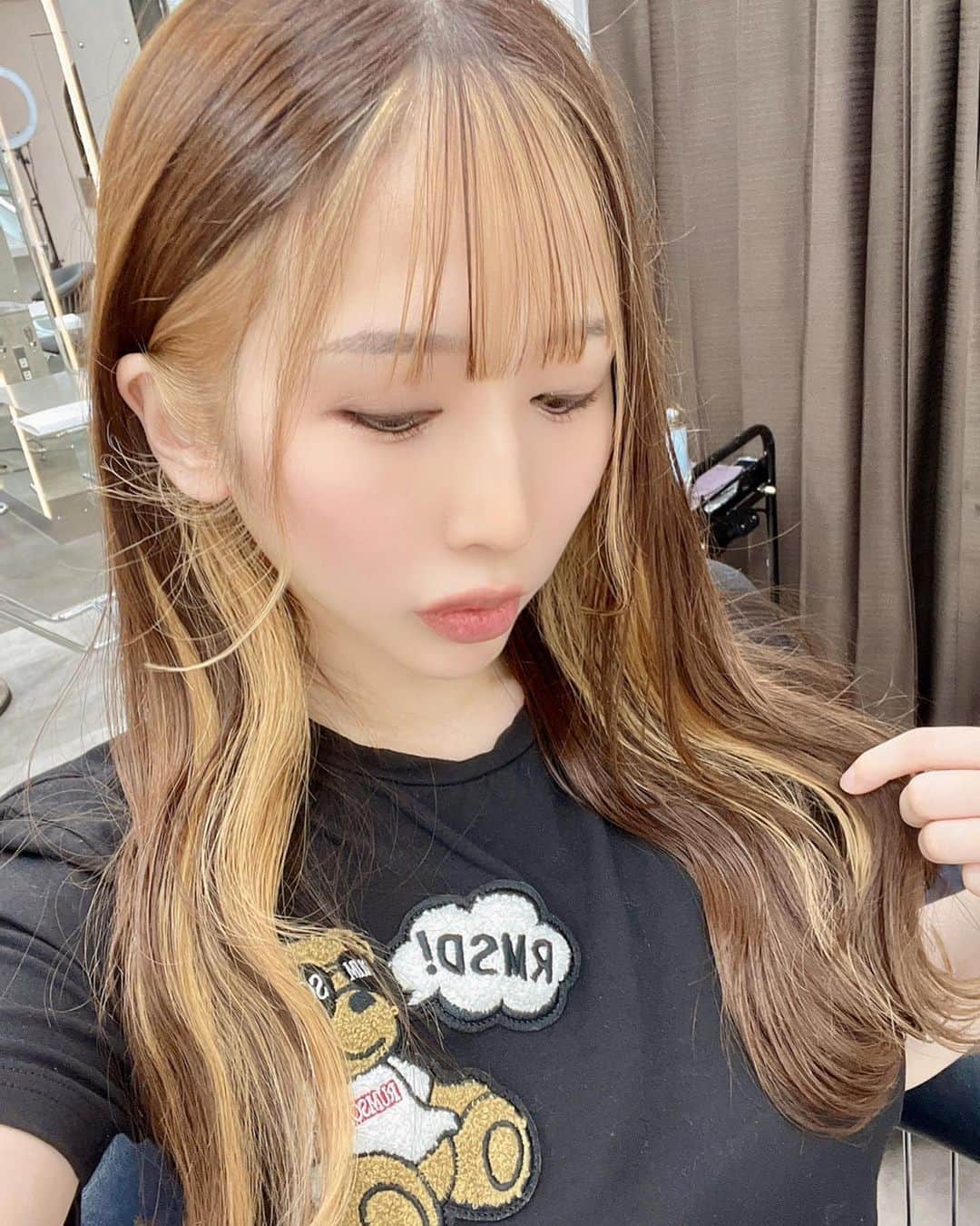 橘楓のインスタグラム：「₹˝ｬʓ🖤💛(⃔ ꒪꒳꒪̟ )⃕ ↝  　☑︎ヘアカラー 　☑︎ケアブリーチ 　☑︎インナーカラー 　☑︎トリートメント 　☑︎地毛カット  マグネットネイル〜🧲💅︎💕︎ オシャ〜𖡼.𖤣𖥧𖡼.𖤣𖥧(灬ฅฅ灬)  　  #美容院#インナーカラー#ブリーチカラー#ロングヘア#ネイル#マグネットネイル#ギャル#🌻」