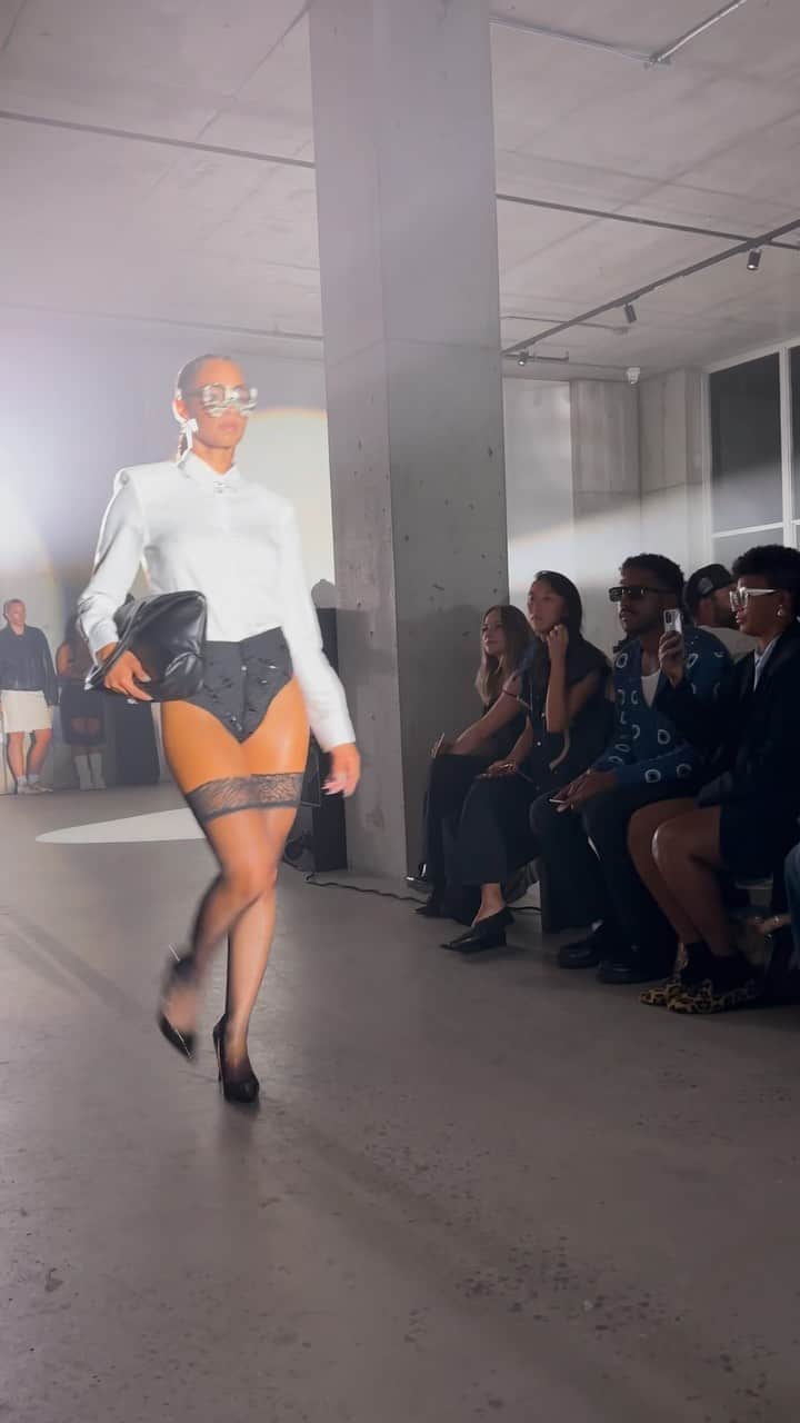 Nylon Magazineのインスタグラム：「#Luar’s flashing lights marked the finale of New York Fashion Week’s 2023 season last night. The Spring/Summer 2024 runway featured models in dramatic shoulder pads, clothing suspended by sunglasses, gender-fluid dress — and of course, accessorized with designer Raul Lopez’s signature bags.   🎥 @kellychristinereed for NYLON」