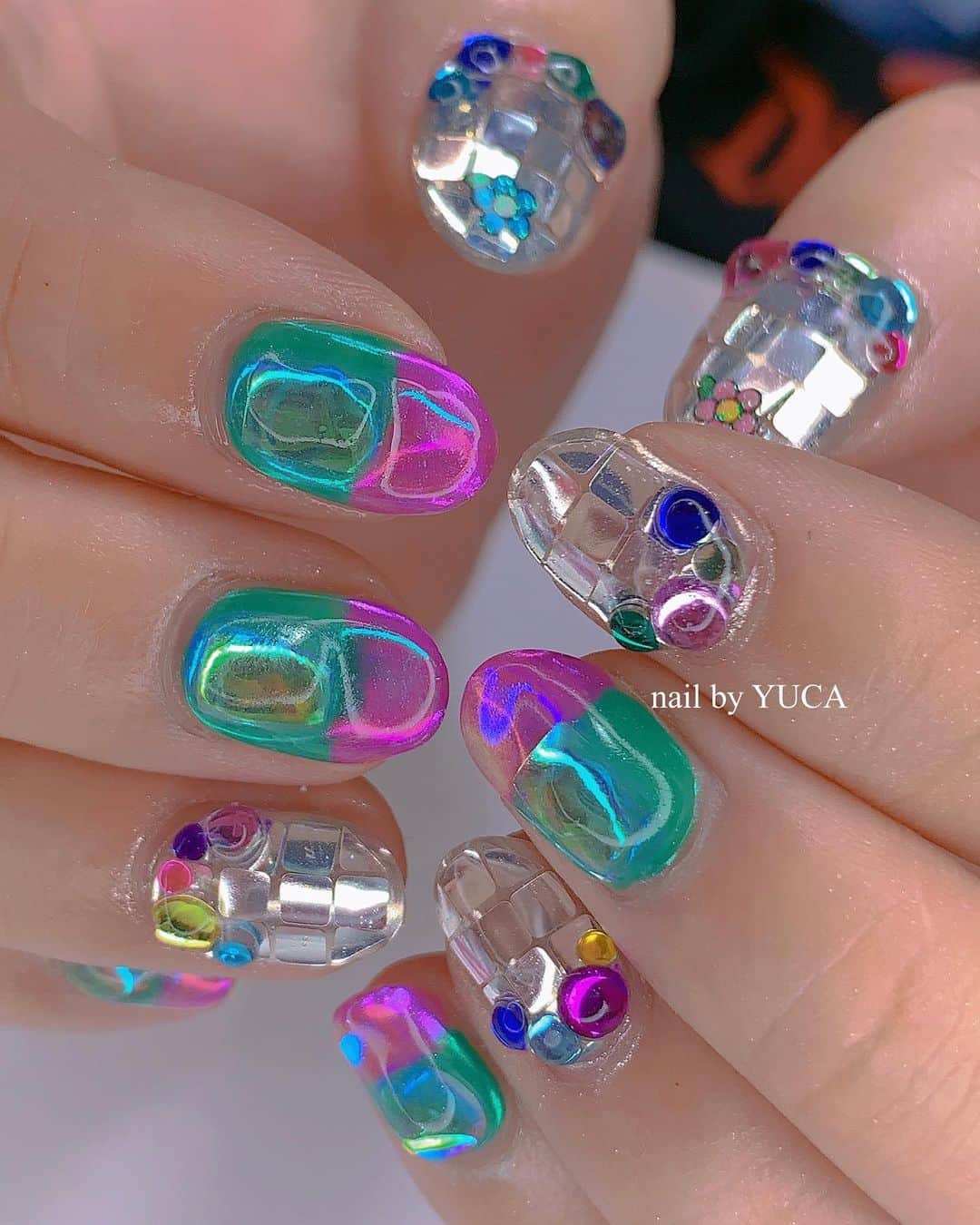 のインスタグラム：「🪩💜💚 @peey  いつもありがとうございます🌈 ⁡ ⁡ ⁡ #ミラーボールネイル #mirrorballnails  #nail #ネイル #젤네일 #네일  #tettynail #유카네일 #美甲 #yucanail」