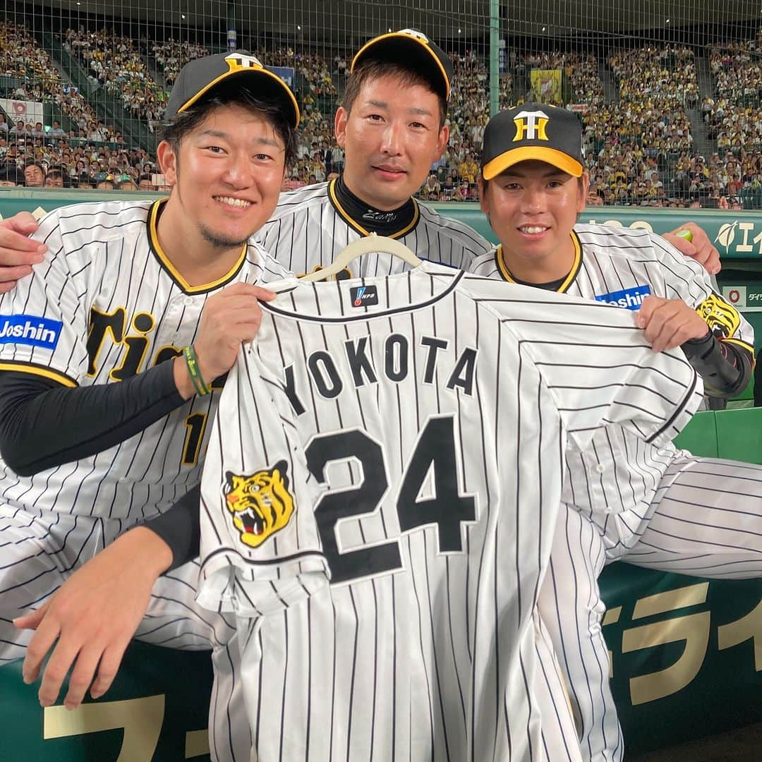 阪神タイガースさんのインスタグラム写真 - (阪神タイガースInstagram)「優勝の歓喜の様子をお届けします④！ 本日は横田慎太郎さんが着用していたユニフォームも阪神甲子園球場にて優勝を迎えました。 #阪神タイガース #優勝  #JERAセリーグ #ARE」9月14日 23時00分 - hanshintigers_official