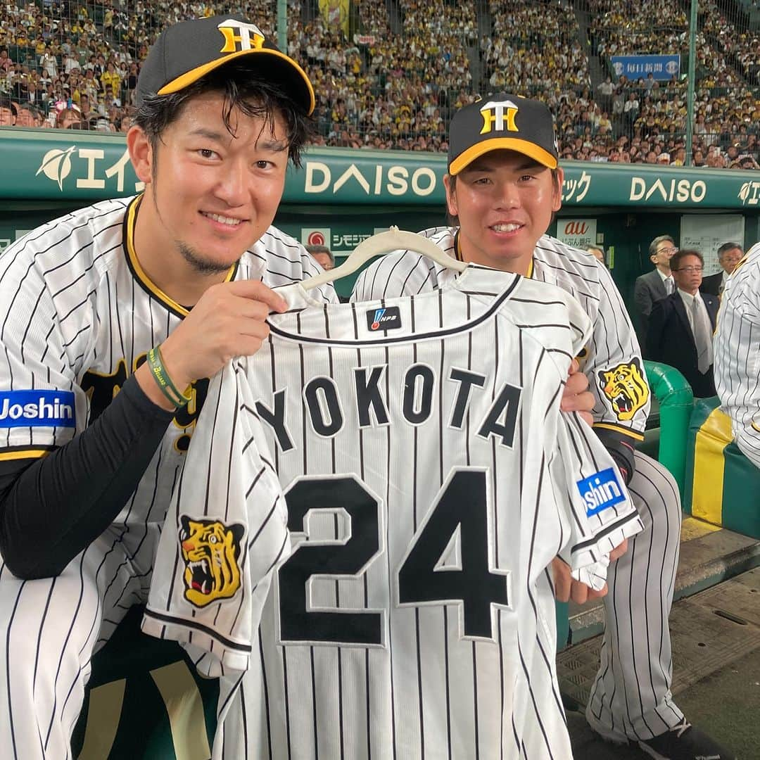 阪神タイガースさんのインスタグラム写真 - (阪神タイガースInstagram)「優勝の歓喜の様子をお届けします④！ 本日は横田慎太郎さんが着用していたユニフォームも阪神甲子園球場にて優勝を迎えました。 #阪神タイガース #優勝  #JERAセリーグ #ARE」9月14日 23時00分 - hanshintigers_official