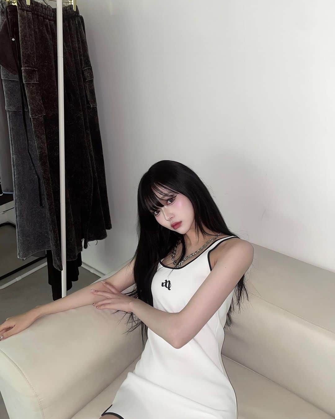 SAKURAのインスタグラム：「@andwang_official のワンピ可愛すぎる🖤 これから沢山ANDWANGの お洋服紹介するのでお楽しみに💭 　  あとこの前アンクでカラーしてエクステも 付け替えてシステムトリートメントしてもらったよ🐈‍⬛💕 1番髪に合うトリートメント( ´•̥_•̥` ) アンクのエク好きすぎて友達にエクステつけるなら アンクってずっと言ってる笑 めいさんありがとうございます🫶🏻 @mei_no_insta0731」