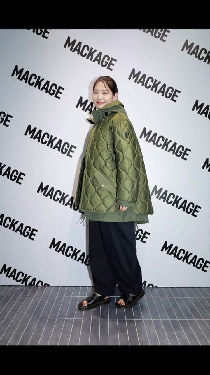 森貴美子のインスタグラム：「@mackage 初の日本直営店　「MACKAGE AOYAMA FRAGSHIP STORE」のオープニングパーティーに行ってきました！  マッカージュはカナダのモントリオール発のラグジュアリーダウンブランドです🇨🇦 機能性はもちろんのこと、美しく唯一無二のデザインが素敵✨ 私はオーバーサイズ&前後差のシルエットが今年らしい新作を着てみました🩵 グランドオープンは9月16日(土)だよ〜🎈  #mackage #マッカージュ#ダウン#PR」