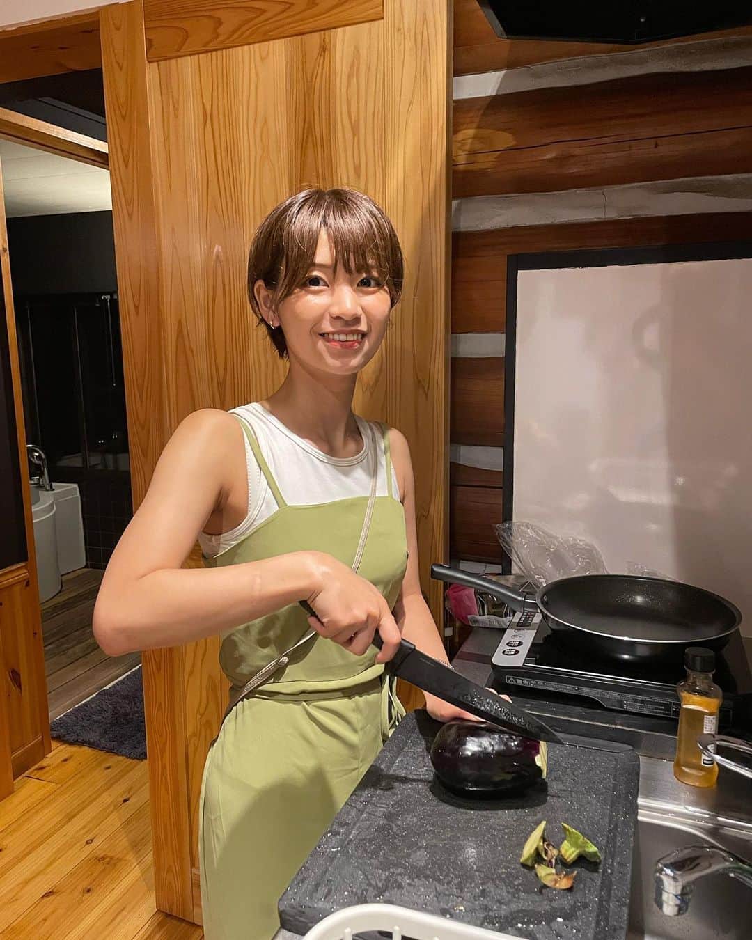 小坂田純奈のインスタグラム：「米ナスを切ってるとこ(笑) 3枚目は茄子で小顔効果計ったやつ😂  ちなみに茄子は私の大好物☺️❤️‍🔥  そしてこの後悲劇が巻き起こる…  #料理女子 #料理好き #米ナス #ショート女子」