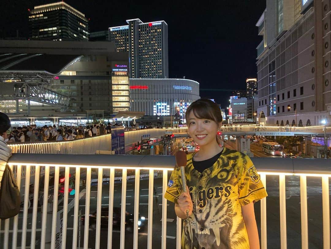 黒木千晶さんのインスタグラム写真 - (黒木千晶Instagram)「#阪神タイガース 18年ぶりリーグ優勝！ 生放送後、すぐに飛び出して、 梅田周辺で盛り上がりを取材しました！  優勝直前まで静かだった梅田の街が、 直後一転してにぎやかに🐯  あすの #かんさい情報ネットten でお伝えします！」9月14日 23時04分 - kuroki.ytv