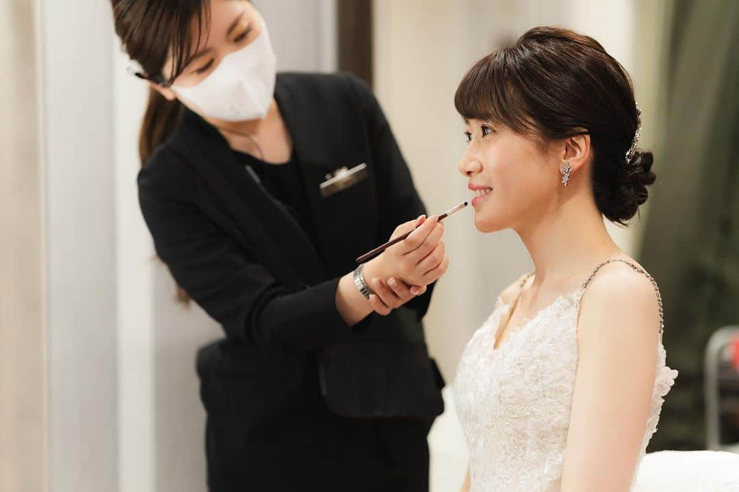 The 33 Sense of Weddingさんのインスタグラム写真 - (The 33 Sense of WeddingInstagram)「*** 新婦様のお支度シーン💐  美容キャストとのお話を楽しみながら みるみる美しくなっていかれる新婦様✨  もう少しで新郎様にお披露目です🤍  — 地上160mの天空ウェディング🕊  ブライダルフェアのご予約は 【@the_33_sense_of_wedding 】の プロフィール【URL】より✔️  —  #the33senseofwedding #ザサーティースリー #梅田結婚式場 #大阪結婚式 #結婚式梅田  #結婚式場大阪#プレ花嫁 #式場見学 #結婚式場探し#結婚式準備#プレ花嫁 #式場見学 #結婚式場探し#結婚式準備#ウェディング#wedding#ウェディングヘア#ウェディングドレス」9月14日 23時04分 - the_33_sense_of_wedding