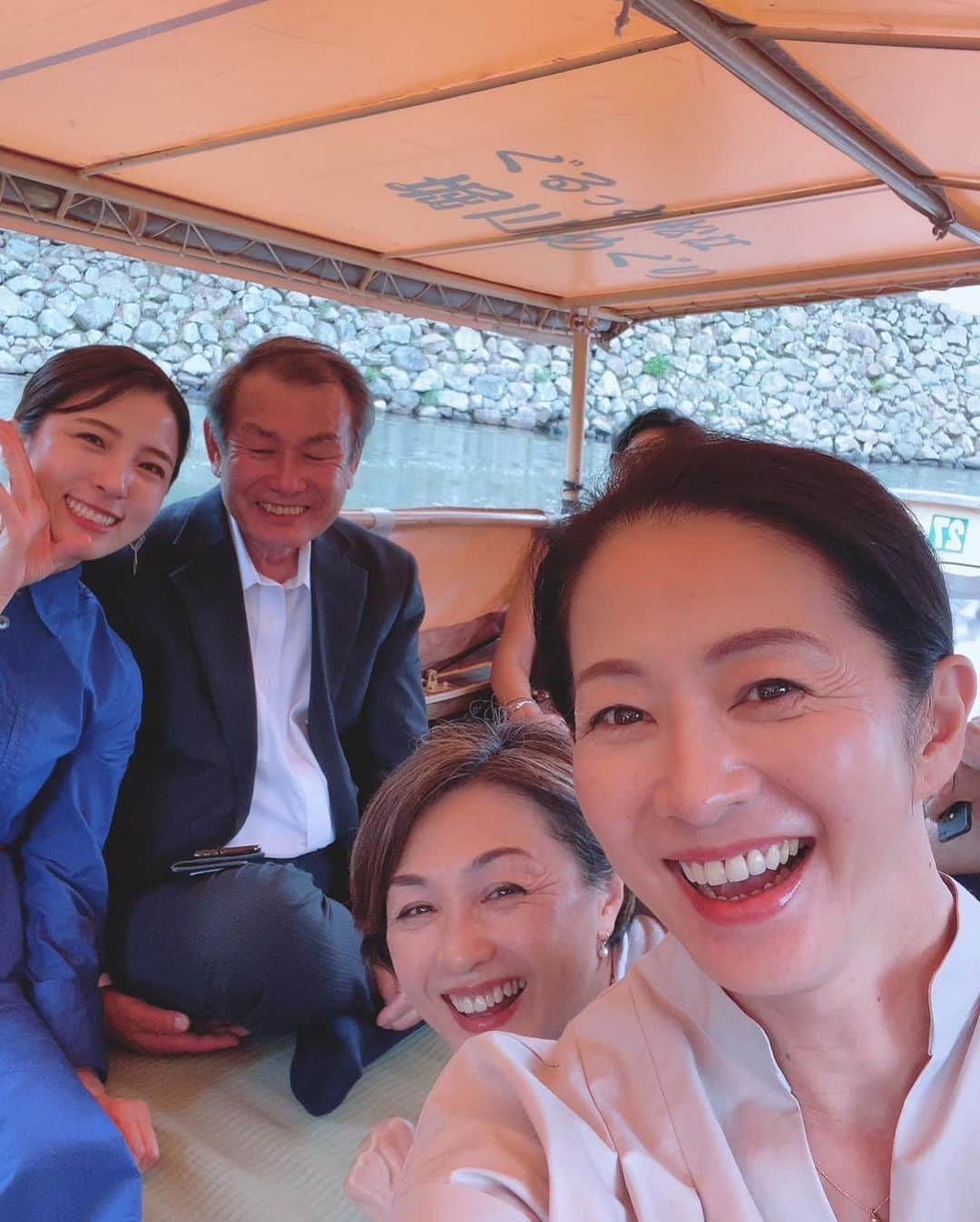 松井絵里奈さんのインスタグラム写真 - (松井絵里奈Instagram)「島根県の旅✈︎2日目 #備忘録  ☑︎足立美術館 どじょうすくいぶりの 安来市へ〜♪  世界が認めた日本一美しい庭園  どこを切り取っても 美しかった🥰  ☑︎松江堀川遊覧船  松江の街を船でぐるっと♪  「船から見える車を、馬だと思って〜」と 言ってくださる船頭さんが素敵で、 江戸時代にタイムスリップしたかな？ と思えるくらい、 水上風景が美しかったです。  また、秋の風が心地よかった〜♪  ☑︎皆美館でいただく 鯛めし御膳が素晴らしく美味しかったです。 皆美館のお庭も美しかった…。  ☑︎空港で働かれている方々を 見るのが大好きで、 飛び立つ瞬間までをじーっくり 見られたのも嬉しかったです。  @miyuky__way  @norikoyamauchi23   · · • • • ✤ • • • · · #島根県#島根の旅 #出雲#堀川遊覧船 #松江城 #幸せ旅#ずっと笑っていました #ご縁に感謝します #松井絵里奈」9月14日 23時05分 - erina74xx