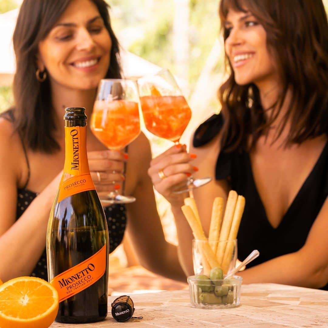 Mionetto USAのインスタグラム：「Amici! Embrace La Dolce Vita with Mionetto Prosecco! The sweet life should be filled with amici, aperitivo, bellisime days and only the best Prosecco. 🧡  Now raise a glass with us 🥂 in the comments if you are enjoying the sweet life with Mionetto Prosecco!  #MionettoProsecco #LaDolceVita #TheSweetLife  Mionetto Prosecco material is intended for individuals of legal drinking age. Share Mionetto content responsibly with those who are 21+ in your respective country. Enjoy Mionetto Prosecco Responsibly.」