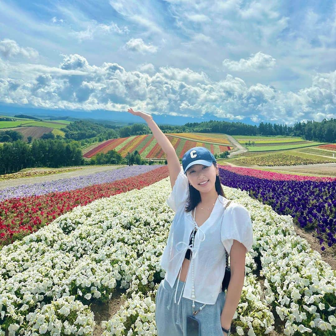 井上莉花のインスタグラム：「. 北海道はでっかいどうって心から思った日。🐄🧀 あと函館の遠さにびっくりした。(行ってないけど) まだまだ行きたいとこ(食べたいもの)多すぎて 胃と日にちが追いつかない。牛に胃分けてほしい🐄  そんなことより最近見つけたブランドが ツボすぎて集めたい欲が…🤍( @gajess_jp )  あ！9月18日も札幌の @the_eagle_golf で レッスンイベントあるので良かったら来てねー！  . #りか私服 #りかぐるめ」