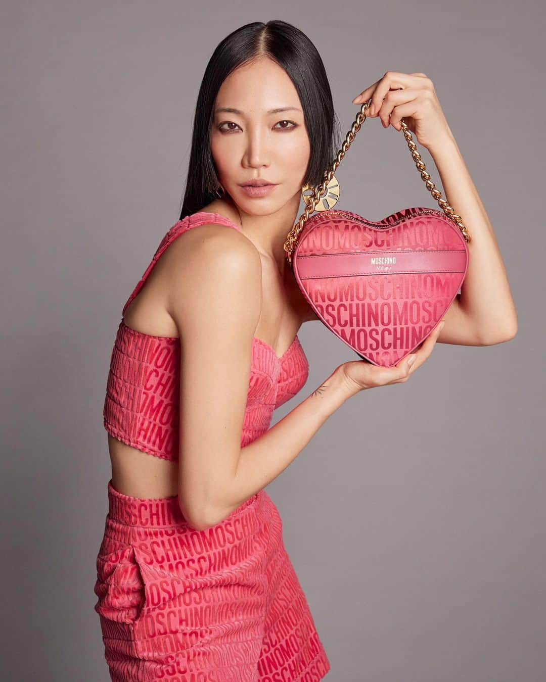 Moschinoのインスタグラム：「To have and to hold. Give our name some love with perfectly pink accessories that do it all.    Explore more logo styles to dream about at the link in our bio.   #MoschinoLogo #Moschino」