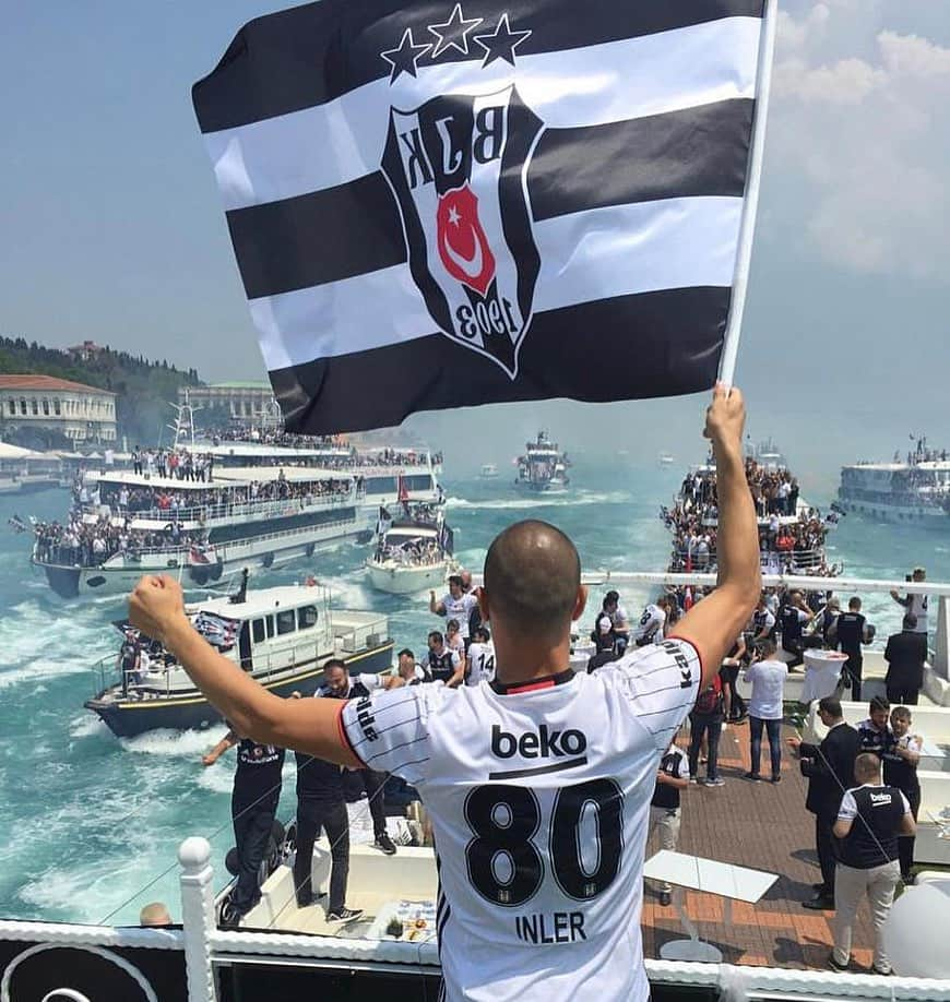 ギョクハン・インレルのインスタグラム：「SEVENLER BULUŞTU ! 🦅   Beşiktaş’ın asil taraftarları…   Hatırlar mısınız 11 Temmuz 2017’deki paylaşımımda yüreğimden dökülen sözcüklerde neler yazmıştım;  “Bir süreliğine ayrılık vakti” ifadesini kullanırken son cümlemde “sevenlerin yolu elbet kesişir” demiştim. Ve o gün geldi ! “SEVENLERİN YOLU YENİDEN KESİŞTİ” 🖤🤍  Uzaktan sevmenin ne demek olduğunu bilenler anlayacaktır beni. Tam 6 yıl boyunca uzaktan sevdim Beşiktaş’ı ! Yüreğimin derinliklerinde hep siyahla beyaz vardı benim.  Başakşehir ve Adana Demirspor ile ne zaman İnönü’ye deplasmana gelsem kalbim pır pır attı hep.   Hayallerim bitmez benim; hayallerimin içinde hep Beşiktaş olur… Şimdi çok daha büyük hayaller için 6 yıl boyunca uzaktan sevmek zorunda kaldığım Beşiktaş ile yeniden buluşma vakti !  Bu kulübe uzun yıllar hizmet vermek, daha büyük hedeflere adım adım ilerlemek için atıyorum adımımı Ümraniye’ye, İnönü’ye !  Çocukluk hayalime çok daha büyük hedeflerle yeniden kavuşmamda emeği geçen Başkanımız Ahmet Nur Çebi’ye, Teknik Direktörümüz Şenol Güneş’e, As Başkanımız Emre Kocadağ’a ve elbette ayrıldığım andan itibaren yeniden dönmem için beni mesajlarıyla asla yalnız bırakmayan Büyük Beşiktaş’ın asil taraftarlarına çok teşekkür ederim 🖤🤍  Şimdi büyük zaferler ve şampiyonluklar için çalışma vakti 💪🏽🦅  #Kartalinler #G88」