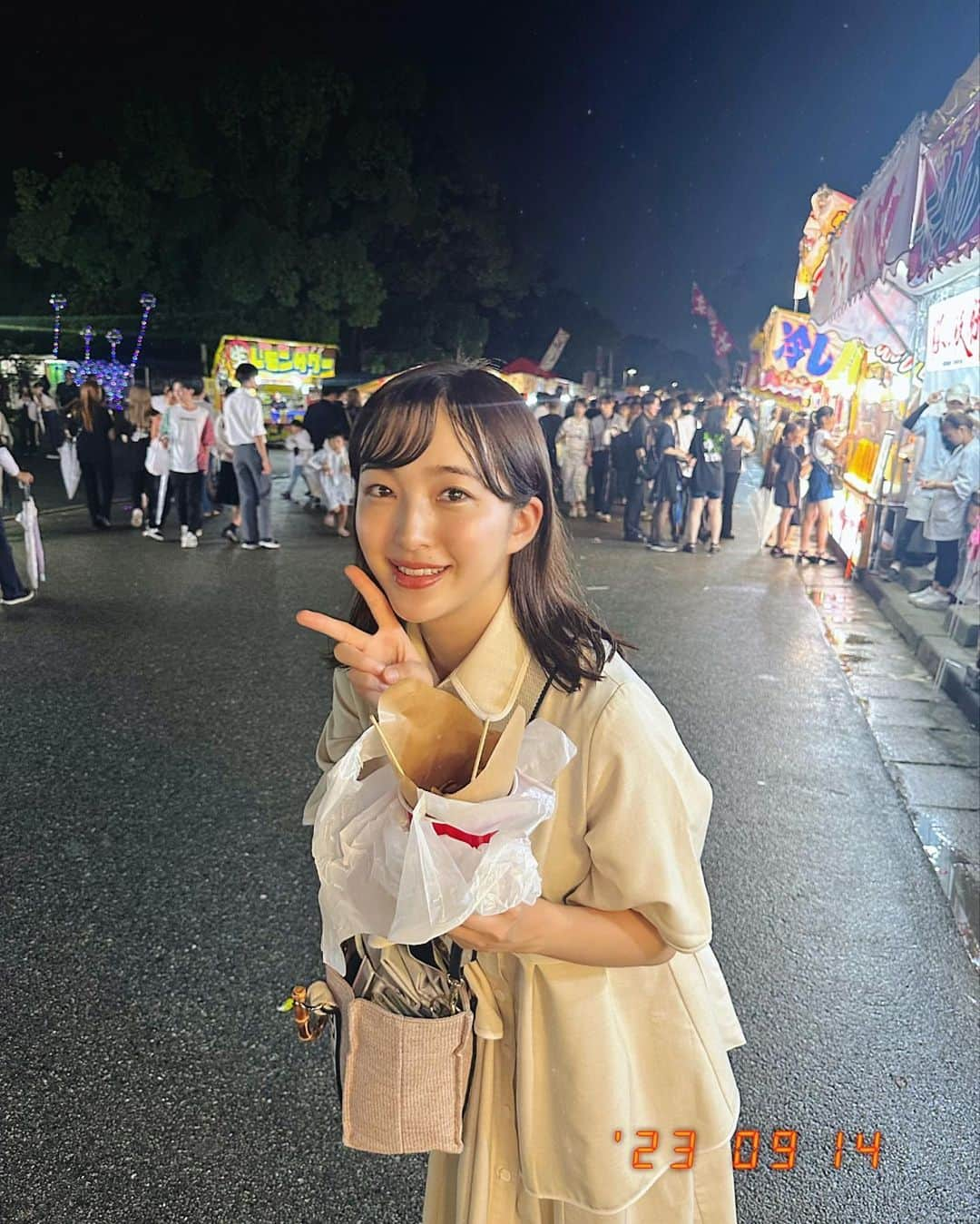 田島芽瑠のインスタグラム：「放生会〜🏮🐉✨  去年は仕事で行けなかったから、4年ぶりの放生会！夏の終わりって感じがする。やっぱり夏の締めはこのお祭りですよね🍜♡  雨だったから人少なかったけど湿気がやばかった😂19時に福岡に着いてそのまま行きました！笑 楽しかった〜！！！！！！！！！！ 期間中雨なのが残念だね😭  23のイベントに向けて早めに福岡入り！ワクワク☺️イベントは17日までチケット申し込み受付中です！明日はある発表もあるから楽しみにしててね(￣▽￣)あるものを会員様向けに復活させます！おたのしみに😏」