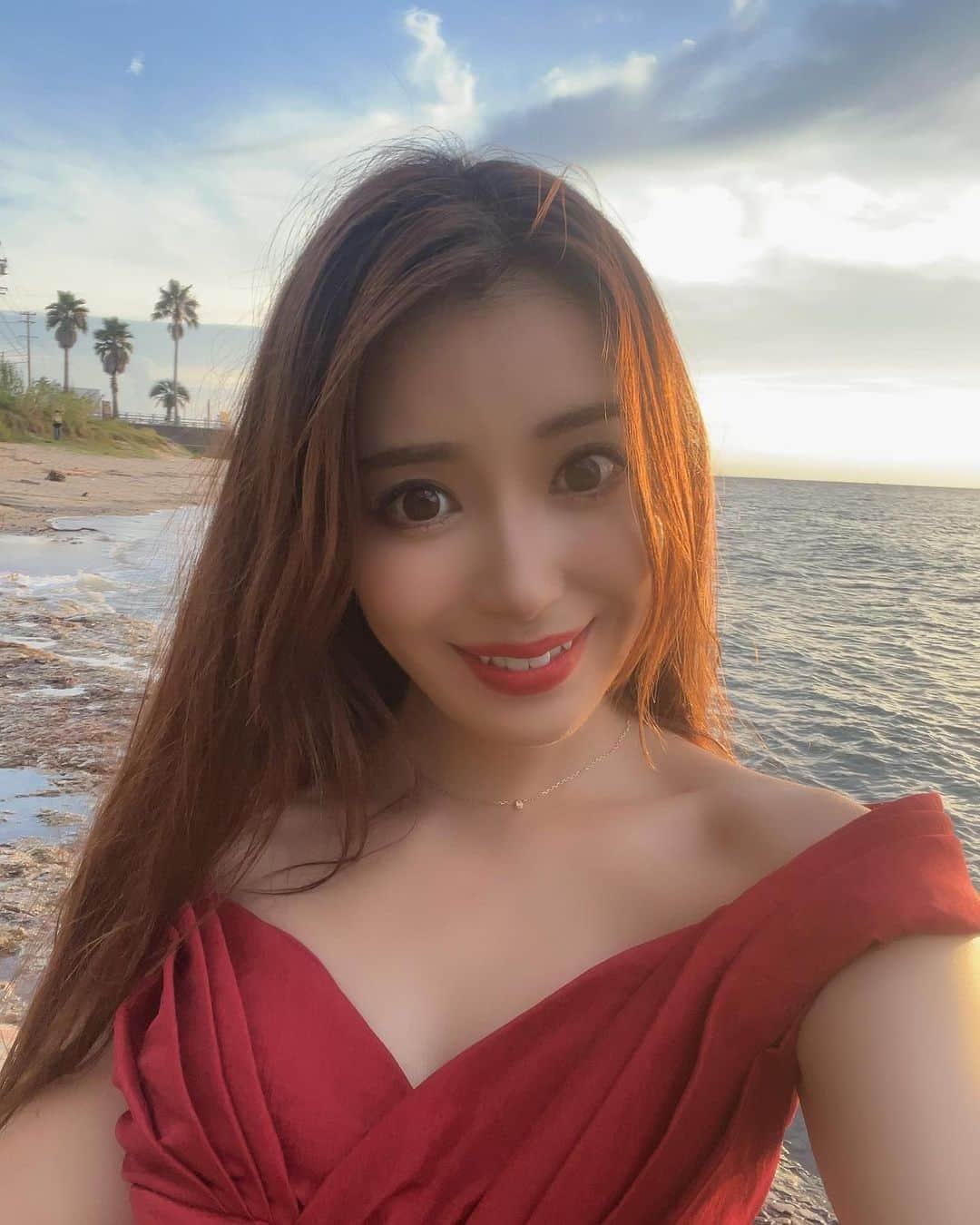 中村かなのインスタグラム：「今日も海に行ってきました🏖️  今年はたくさん海に行ったので 疲れたお肌のメンテナンス✨  名古屋市港区の @convince_total_beauty_salon さんで 美容皮膚科監修のアンチエイジング5GF導入を受けてきました🧖‍♀️✨  はじめにマシンで肌診断を受けるのですが 結果がボロボロすぎて🥲 スキンケアを見直すいいきっかけになりました🥹 秋はスキンケア頑張るのだ💪  今回受けた5GF導入コースは 洗顔☞ピーリング☞超音波洗浄☞gf導入☞マッサージ と、とっても丁寧なお手入れ✨ さらにお姉さんのおもしろいお話付き😂であっという間に時間が過ぎました✨  フレンドリーで丁寧なお手入れが💯でリピ決定♡ 気になるピーリングがお値打ちすぎて 次回はそちらも気になる🥹  駅からも徒歩圏内で 🅿️も目の前にあるのでアクセスも⭕️  ￣￣￣￣￣￣￣￣￣￣￣￣￣￣￣￣￣￣￣  コンビンスさんのメニュー かなの投稿みた、で¥500オフ にして頂けます♡  (初回価格からも割引あり)  ￣￣￣￣￣￣￣￣￣￣￣￣￣￣￣￣￣￣￣  @convince_total_beauty_salon #コンビンス  #PR #名古屋エステ #名古屋エステサロン #東海通 #東海通駅 #結果の出るサロン #convince #5GF導入 #名古屋市港区 #美容 #美容好き #美肌 #艶肌 #ツヤ肌 #毛穴 #たるみ #日焼け #乾燥 #乾燥肌 #肌荒れ #肌荒れ改善」