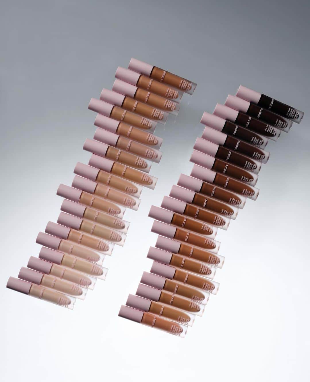 Kylie Cosmeticsさんのインスタグラム写真 - (Kylie CosmeticsInstagram)「3 years in the making. 40 shades of our new weightless, undetectable, hydrating concealer launch september 27th. ⁠🤍」9月14日 23時20分 - kyliecosmetics