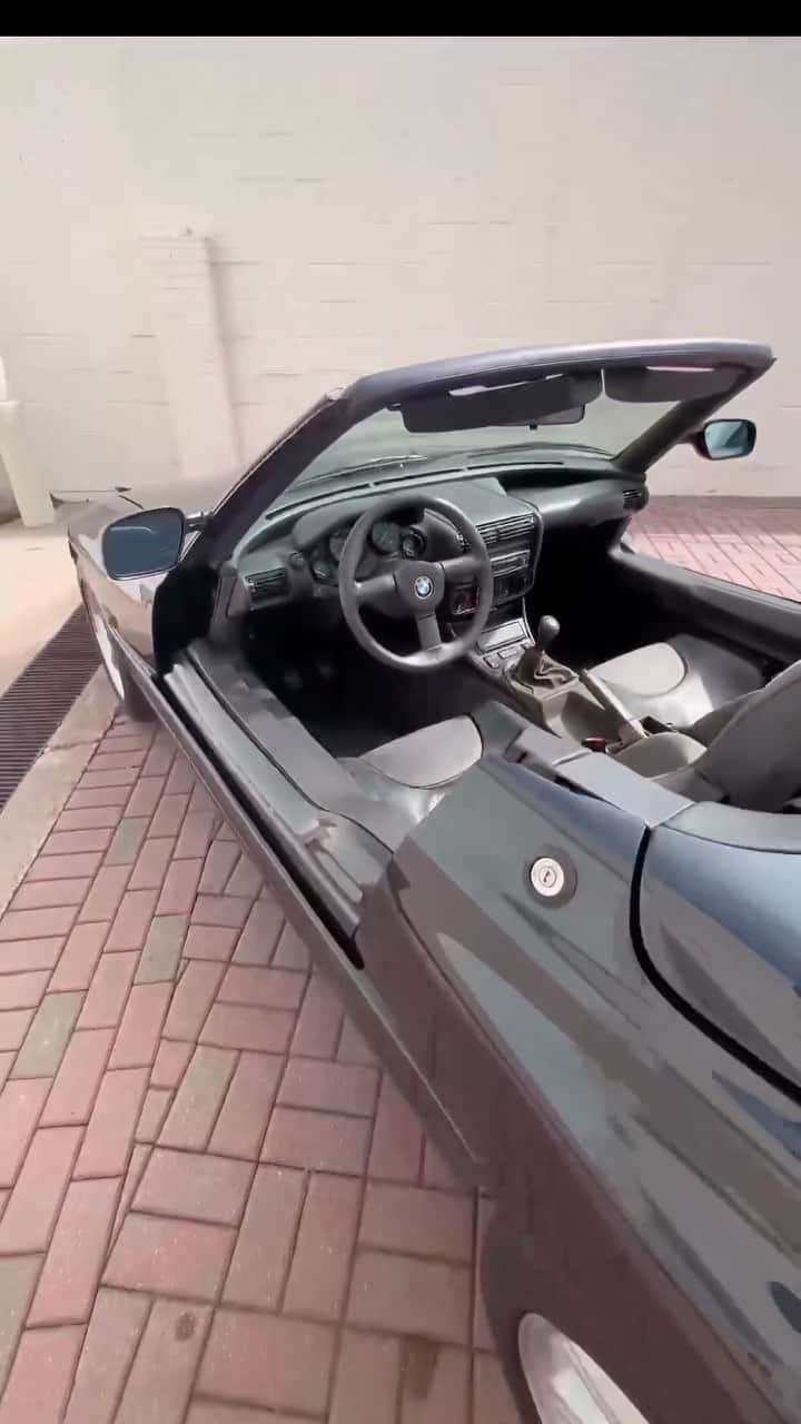 BMWのインスタグラム：「Gull-wing doors got nothing on this 🙌 🎥 @p1exotics #BMWRepost  The 1989 BMW Z1. #BMWClassic #BMW」