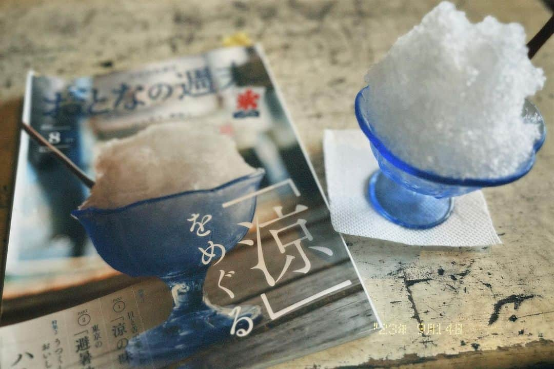 藤間爽子のインスタグラム：「たまたま前を通って、気になって入ったかき氷屋さん🍧  創業60年の氷問屋さんが作るかき氷  なんとなんと私の1番の大好物、みぞれがあるじゃないですか🧊  最近みぞれ味のかき氷少なくて、悲しかったので大興奮！！  サイズ感もちょうどいいし、身体にスーーーっと入っていくし、シンプルなのに1番美味しい！！  もう暑いのに飽き飽きしてたんだけど、夏いいね〜！」