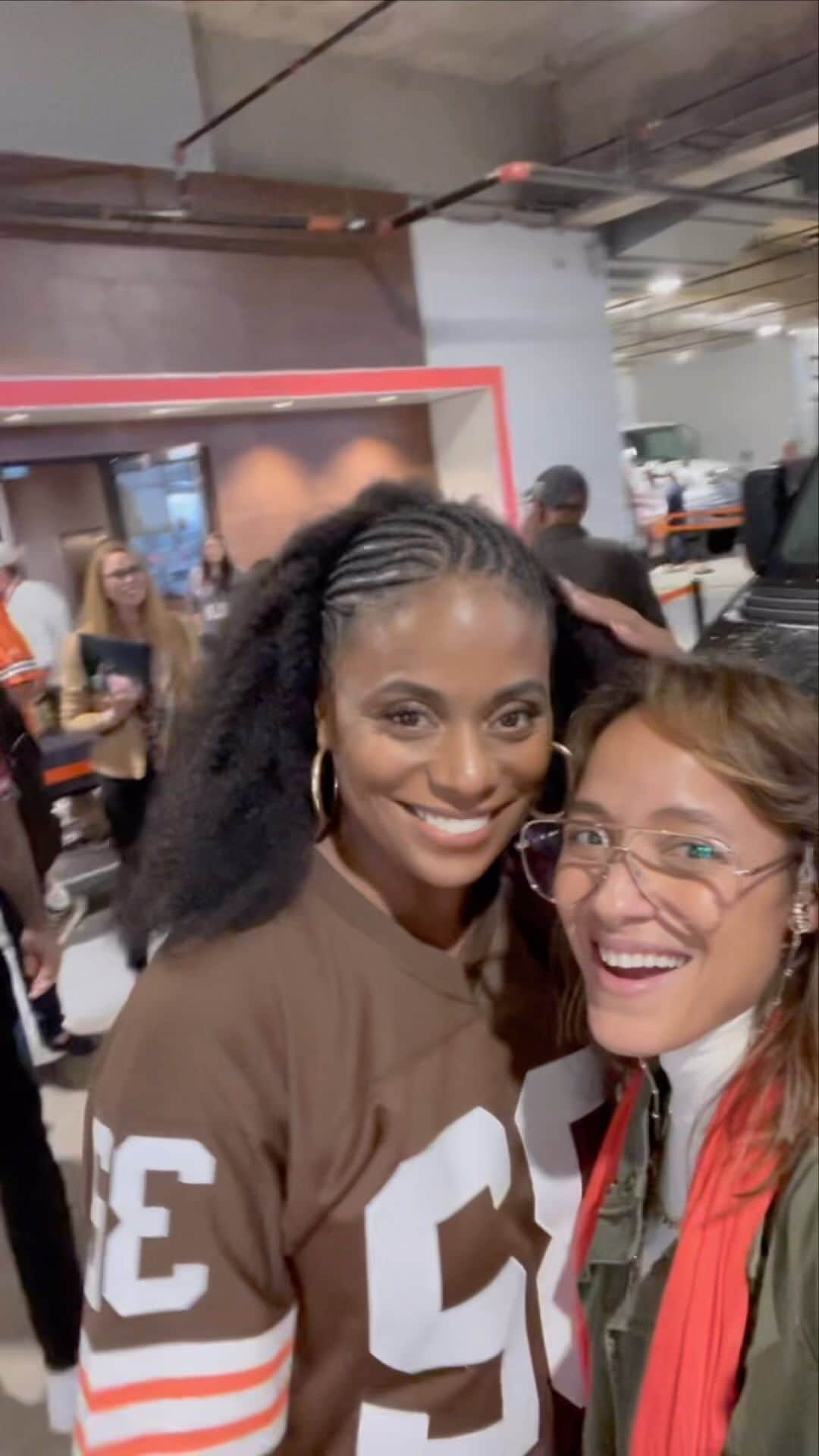 ダニア・ラミレスのインスタグラム：「Just a couple of #BrownGirls at the #BrownsHomeOpener @mrs.moniquebrown Thank you! It was an honor to be there with the fam! 🙏🏽🫶🏽🏈 #TBT to just last week! #LetsGo #namaste」