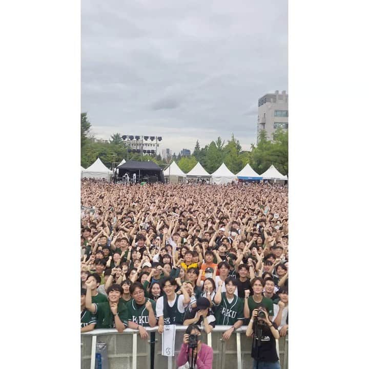 チョン・ヨンファのインスタグラム：「#성균관대 #서울대 오늘은 정말 행복한 하루🥹 여기 축제들은 무조건 가야해 가야해!!!!!!!❤️‍🔥 또 가야겠어ㅜ신곡 #너의도시 도 떼창 해주고ㅜ 고마워 진짜로🫡 우리 또 만나!😍」