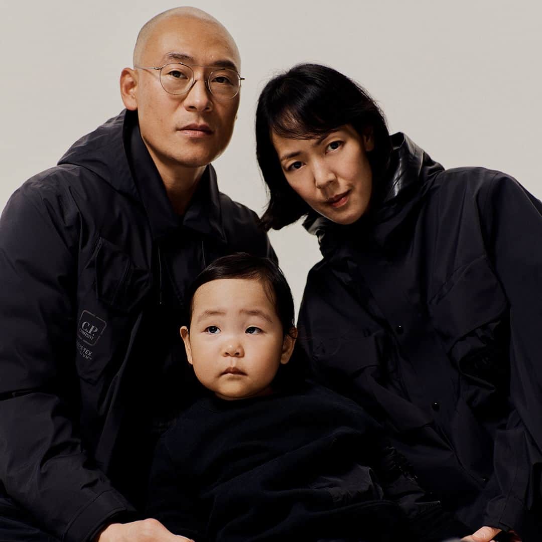 シーピーカンパニーのインスタグラム：「For her part in the C.P. Company FW023 campaign, Hee Choi opted for the Gore-Tex 3L Infinium jacket from the Metropolis Series, with its detachable down lining and hood. Pictured in the jacket with her daughter and husband, the piece has another family connection as her father owned pieces from the original Urban Protection range, that gave birth to the Metropolis Series.   Take a look at the new range at the link in bio.」