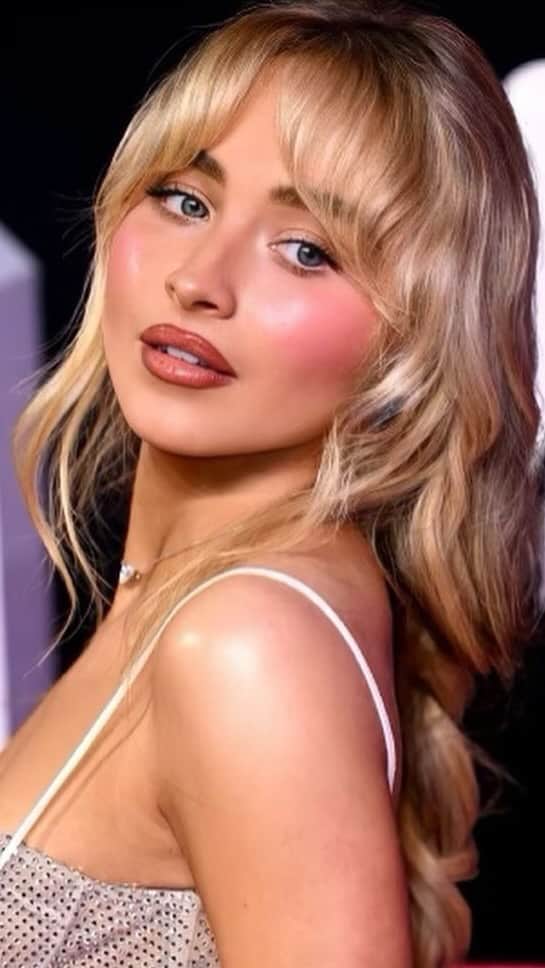 Carolina Gonzalezのインスタグラム：「🤍S A B R I N A🤍 VMA’s @sabrinacarpenter Dreamy Flushed Angel for @mtv @vmas  Stylist @jasonbolden  Hair @evaniefrausto  Nails @nailsbyzola  #MakeupByMe @cgonzalezbeauty  Assisted by @veronicagaona  #CGonzalezBeauty    *BREAKDOWN    @armanibeauty  Luminous Silk Concealer 5.25, 6 Luminous Silk Foundation 5.8, 7 Luminous Silk Glow Setting Powder 4, 6.5 k Luminous Silk Glow Blush 51 Eye Tint 9S, 12S, 20M, 30M Eyes To Kill Mascara  Smooth Silk Eye Pencil 12  Lip Power 107 (stain)    @velourbeautyofficial  Classic Lash Clusters 10mm, 12mm Black Lash Adhesive  Too Easy Lash Applicator」