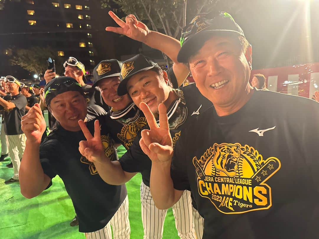 阪神タイガースさんのインスタグラム写真 - (阪神タイガースInstagram)「優勝の歓喜の様子をお届けします⑦！ まもなくビールかけ！！！ 右上で跳ねる二人に注目です！  #阪神タイガース #優勝  #JERAセリーグ #ARE」9月14日 23時42分 - hanshintigers_official
