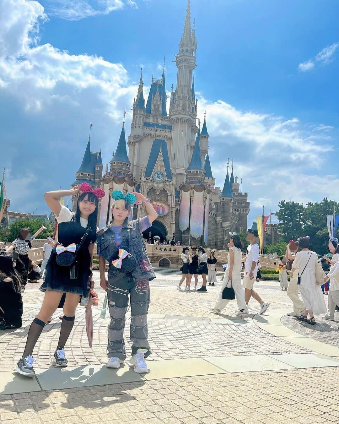 渡辺未詩（ミウ）さんのインスタグラム写真 - (渡辺未詩（ミウ）Instagram)「まいはうす！！！！🏰💎🩵 . .  #ディズニー #ディズニーランド #でぃずにーらんど #でぃずにー #ディズニーコーデ #ディズニーカチューシャ #ディズニーカチューシャコーデ #シンデレラ城」9月14日 23時43分 - uug_p_miu