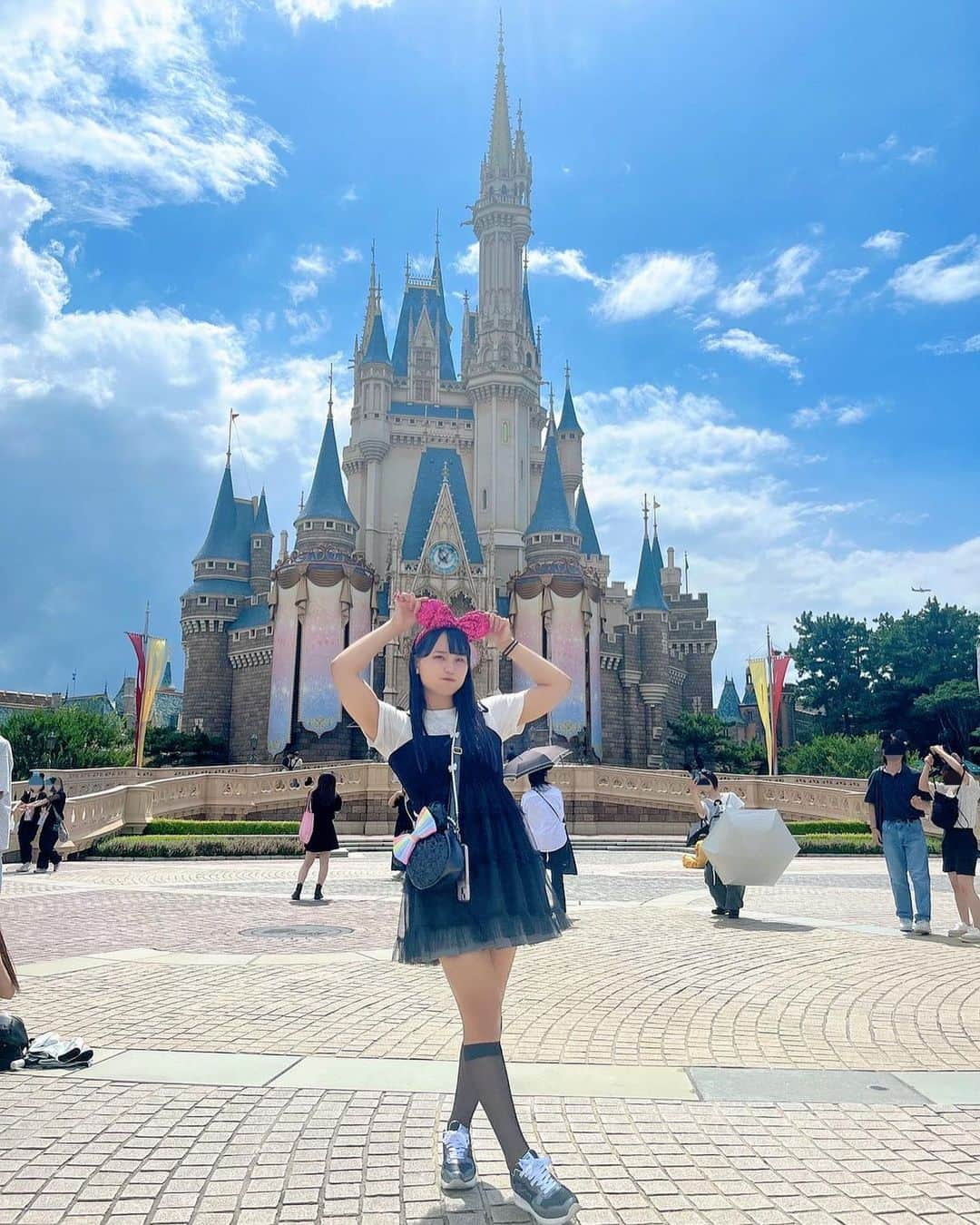 渡辺未詩（ミウ）さんのインスタグラム写真 - (渡辺未詩（ミウ）Instagram)「まいはうす！！！！🏰💎🩵 . .  #ディズニー #ディズニーランド #でぃずにーらんど #でぃずにー #ディズニーコーデ #ディズニーカチューシャ #ディズニーカチューシャコーデ #シンデレラ城」9月14日 23時43分 - uug_p_miu