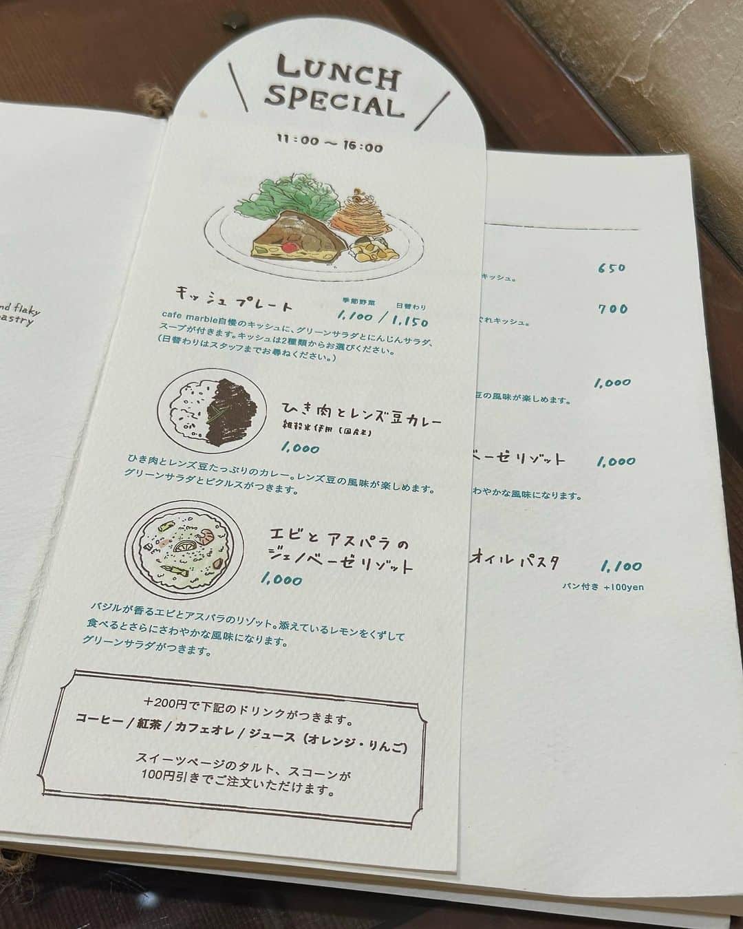 白井佑奈さんのインスタグラム写真 - (白井佑奈Instagram)「🥚  京都で見つけた、ステキな古民家ランチを紹介！    【用途】デート、友人、女子会    *☼*―――――*☼*―――――*☼*    注文したもの   ＊Lunch Special  キッシュプレート(季節野菜のキッシュ)    *☼*―――――*☼*―――――*☼*    Cafe Marble ( @cafemarble_kyoto )さんのランチがとっても良すぎたので保存オススメ❤️‍🔥    キッシュプレートには、グリーンサラダ/にんじんサラダ/お豆/スープが付いてきたよ！    季節によって変わる野菜に、チーズいっぱいのキッシュは旨みがたくさん😍    自家製だというサクサクなパイ生地も絶品✨    サイドのサラダやスープからお野菜を沢山食べられるからヘルシーな気分🥗❤️笑      おなかいっぱいで食べられなかったけど、タルトも絶対美味しいと思う…😭💗      古民家カフェなので時間が進むのがゆっくり感じる🫶落ち着いた時間を過ごしたい時にオススメだよ。    🏠 Cafe Marble 仏光寺店  📍四条駅 ⏰ 月~土11:00~21:00(L.O.20:30)日11:00~20:00(L.O.19:30)  🗓Instagram  ＊＊＊＊＊＊＊＊＊＊  お仕事依頼はDMへ💌💭 ＊＊＊＊＊＊＊＊＊＊    プロフィールリンクはこちら👉 @yuna_smile0130      #カフェマーブル#京都#京都グルメ#京都カフェ#京都ランチ#京都観光#京都旅行#京都スイーツ#京都キッシュ#京都古民家カフェ#古民家カフェ#四条カフェ#四条ランチ#四条グルメ#烏丸ランチ#烏丸カフェ#京都タルト#Kyoto#kyotojapan#CafeMarble」9月14日 23時35分 - yuna_smile0130