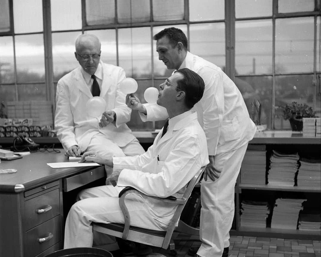 lifeさんのインスタグラム写真 - (lifeInstagram)「Series of photographs of a bubble gum factory, 1954.   (📷 Gordon Parks/LIFE Picture Collection)  #LIFEMagazine #LIFEArchive  #GordonParks #1950s #BubbleGum #Factory #Archival」9月14日 23時39分 - life