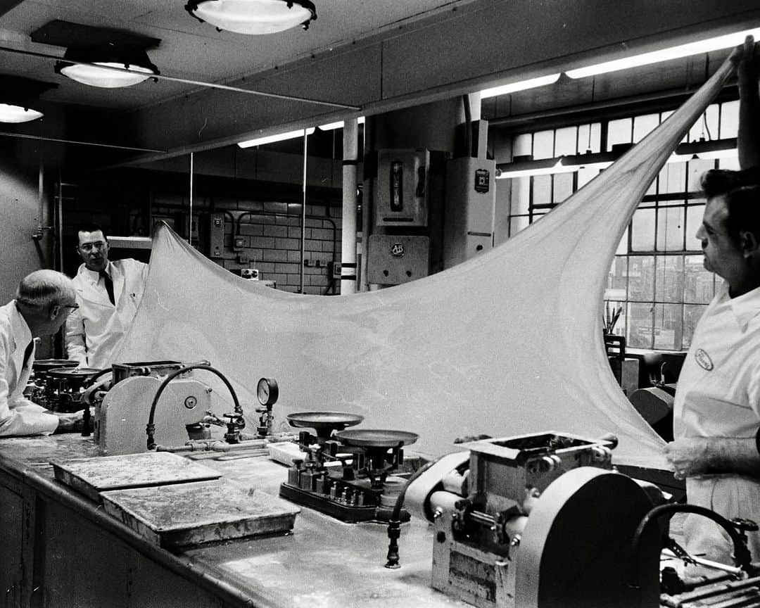 lifeさんのインスタグラム写真 - (lifeInstagram)「Series of photographs of a bubble gum factory, 1954.   (📷 Gordon Parks/LIFE Picture Collection)  #LIFEMagazine #LIFEArchive  #GordonParks #1950s #BubbleGum #Factory #Archival」9月14日 23時39分 - life