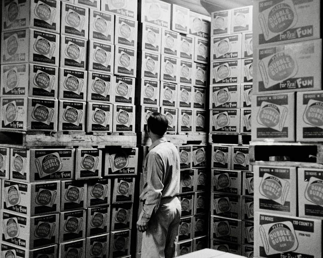 lifeさんのインスタグラム写真 - (lifeInstagram)「Series of photographs of a bubble gum factory, 1954.   (📷 Gordon Parks/LIFE Picture Collection)  #LIFEMagazine #LIFEArchive  #GordonParks #1950s #BubbleGum #Factory #Archival」9月14日 23時39分 - life