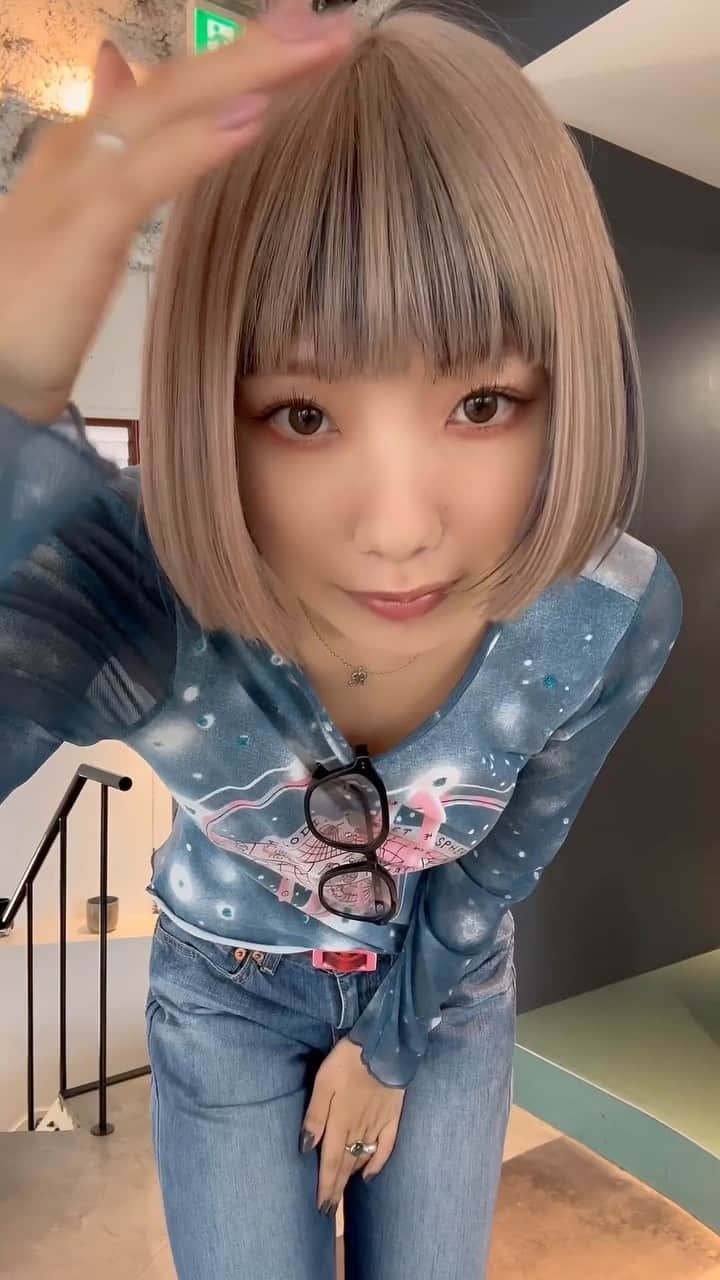 相羽瑠奈のインスタグラム：「9/15で27歳になりました🕯️✶  （日時指定したつもりができてなくて前日に上がってしまいました…🥹）  前日にインナーカラーを注入してちょっとイメチェン！ 最近はネイビーが好きです〜🫐 お気に入りすぎる！！色落ちも楽しみっ👩🏼  いよいよもうすぐ30代！という数字になってきたので3年後、後悔しないように今しかできないことを、この20代ラストの3年間はやっていきたいな。未来も少〜しずつ見据えつつ、"今"を楽しみながら生きます。🌙  8月に発表させていただいた @roneparc もいよいよ本格的に始動してくるのでブランドの方にも力を入れて頑張っていきたいと思います。💪  インスタはじめてからは、今年で10年…！ずっと見てくださってる方、最近知ってくださった方ありがとうございます。これからも変わらず気ままに更新していきますので、マイペースな私ですが今後ともよろしくお願いします🥳  2023.9.15 Runa」