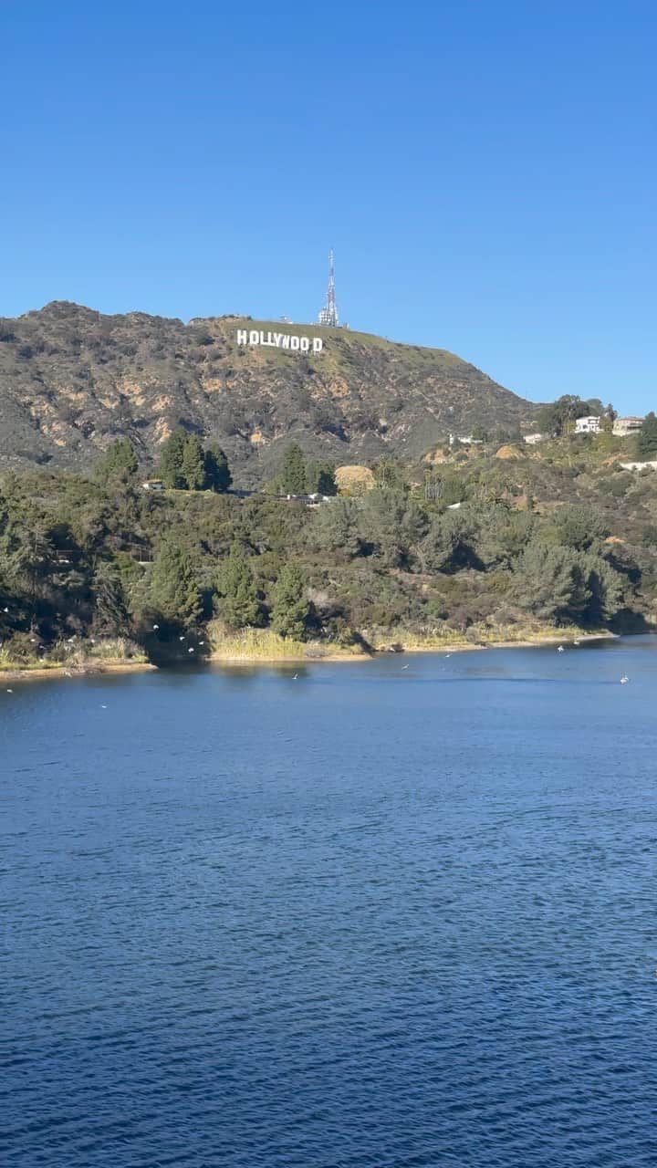 ジェネビーブ・モートンのインスタグラム：「This is your sign to go visit the Hollywood Reservoir」