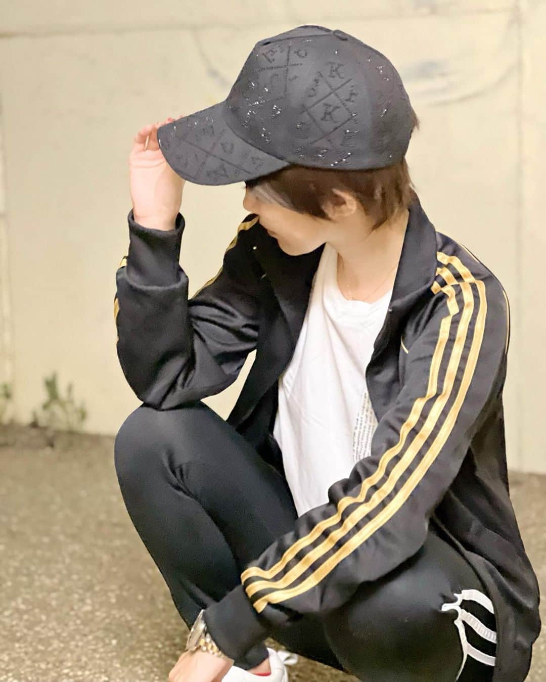 織田千穂のインスタグラム：「どんどん髪が短くなってる気がする…w 更に思い切って短くした！ すごくスッキリ！涼しい！ ショートは学生時代以来してなかったので懐かしさ💡 * あれ？ 切ったのはいいけど やはりショートは似合わない…か？ * しかも洋服がもはやジャージしか合わないし 取り返しがつかないじゃないかー🤣 * そうだ！ それなら巻き髪ウィッグをかぶれば良いじゃん- ̗̀👏🏻 ̖́- 解決！！ * * * * * * * * * * と。 どうでしょうか？w * 信じた？？www バレた？w この髪型がウィッグでしたー😂！ 本当に切ってたらホント取り返しつかない😂 そして偶然にも“とある”撮影でジャージだっただけw そのうちアップします📷 * 昔と違って今のウィッグのクオリティ 本当にすごい！ ↓ ▶︎▶︎▶︎𝙎𝙃𝙀𝙄𝙉 洋服だけじゃなくウィッグもすごい豊富！ ハロウィンウィッグはSHEINで揃えてますw クオリティーも高いのに驚くほどプチプラ！ いつもロングウィッグが多いので なかなか需要のあるショートウィッグ揃えてみた💡 めちゃナチュラルです- ̗̀👏🏻 ̖́- * ♦️ショートストレート前髪付きシンセティックウィッグ SKU: sb2302289918113920 商品ID: 13472410 ちなみにキャップも🧢SHEIN ↓ ▶︎▶︎▶︎𝐹𝑜𝑙𝑙𝑙𝑜𝑤𝑒𝑟のみなさま限定♡ 🛑クーポンコード: chihoda 🛑割引率：購入金額 1～5,999円まではSALE価格より15%OFF 6,000円以上は20%OFFが適用されます。 🛑利用期限:本日〜9月30日 * 購入画面のクーポンコードに「chihoda」入れるだけで お得に買えるので活用してね♡ * σ(´∀`ме)▷▶▷身長💃𝟙𝟞𝟞㎝  @shein_japan @sheinofficial  #SHEINforall  #SHEIN #SHEINpartner #ad #今日のコーデ #ootd #SHEIN購入品 #今日のコーデ #OOTD #購入品紹介 #dress #sheingals #クーポンコード #SHEINコーデ #SHEINwigs #wigs #SHEINbeauty #SHEINhaul #makeover #wighaul #wigreview」