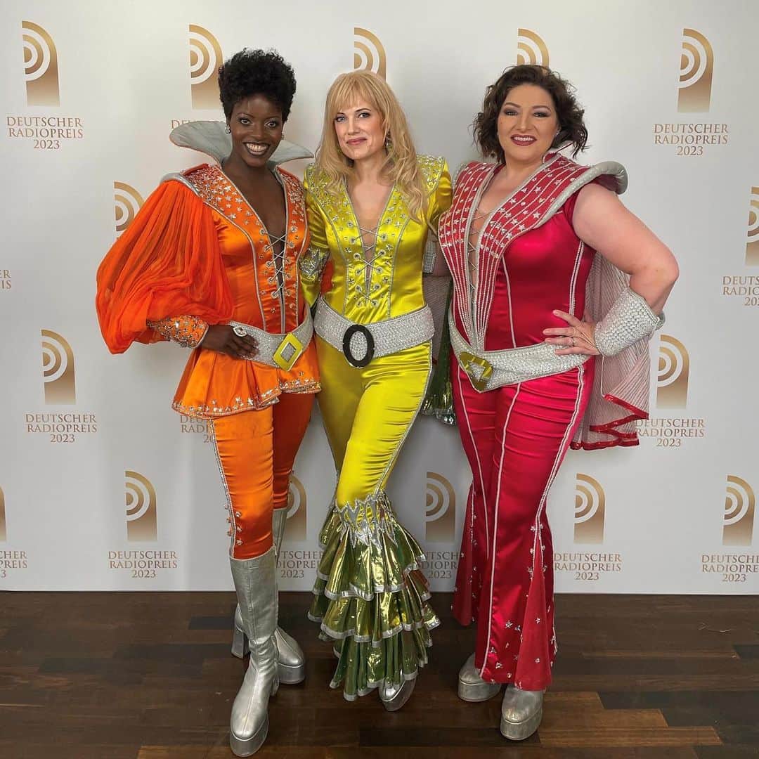 フローレンス・カサンバのインスタグラム：「13. Verleihung des Deutschen Radiopreises. Die @mammamiadasmusical Dynamos @maricel.official (Donna), @alexavenell (Rosie) und #florencekasumba (Tanja). #MAMMAMIA #MAMMAMIAHamburg #DeutscherRadiopreis」