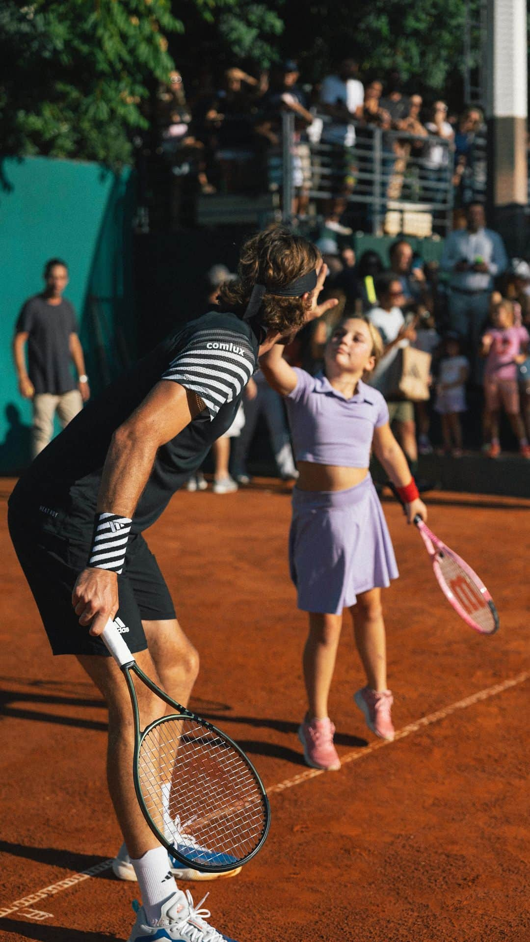 ステファノス・シチパスのインスタグラム：「There’s no bigger joy than coming back to the roots and the place where I started my tennis journey. What a pleasure to share this moment with the young generation, the future bright stars of our country and the loveliest smiles that welcomed me. Thank you for the love, I had the best time! 💙 * Δεν υπάρχει μεγαλύτερη χαρά από το να επιστρέφω στις ρίζες μου και στο μέρος απ’ όπου ξεκίνησα το ταξίδι μου στο τένις. Είναι μεγάλη μου χαρά  να μοιράζομαι αυτή τη στιγμή με τα μελλοντικά λαμπερά αστέρια της χώρας μας και με τα πιο όμορφα χαμόγελα που με καλωσόρισαν! Σας ευχαριστώ για την αγάπη σας, πέρασα υπέροχα 💙」