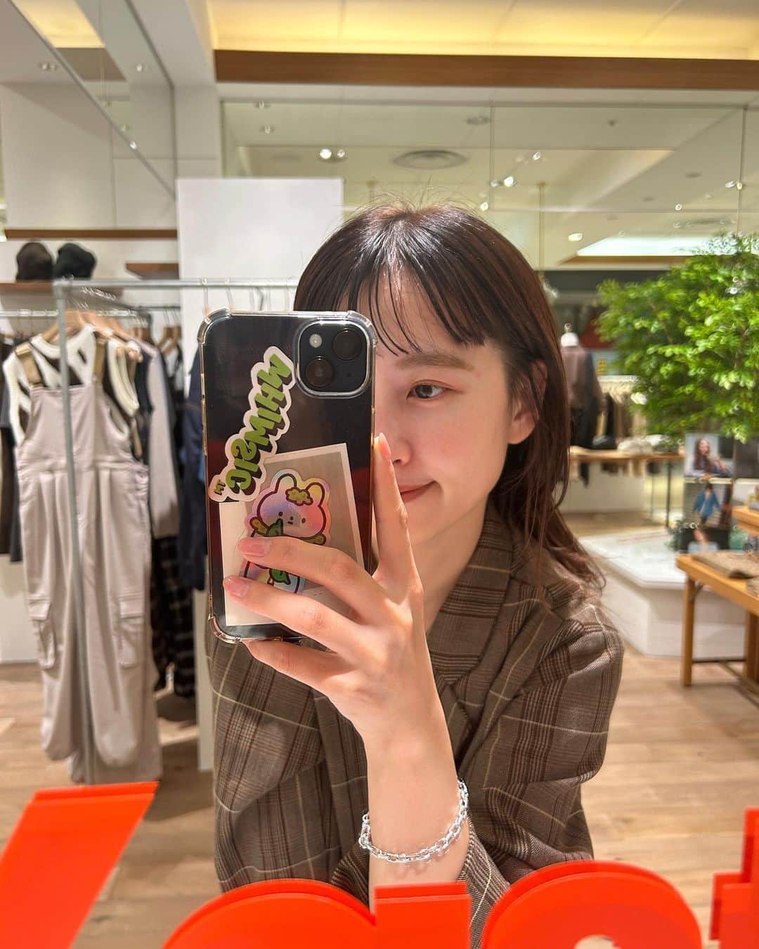 のインスタグラム：「いろんな鏡で撮ってみた  ひっさしぶりの出勤コーデver.💓 最近リアルバイしたのは チェックジャケットと巻き巻きパンツ！  ラップスカートはいろんな使い方が出来るので これからも大活躍しそう💭  #kastane #kastane仙台 #kastane_ootd  #ジャケット #ジャケットコーデ #チェック #スラックス #スラックスコーデ #スラックスパンツ  #骨格ウェーブ #骨格ウェーブコーデ #イエベ #イエベ秋 #おんまゆ #オン眉 #眉上 #ブラウンカラー  #ブラウンコーデ」