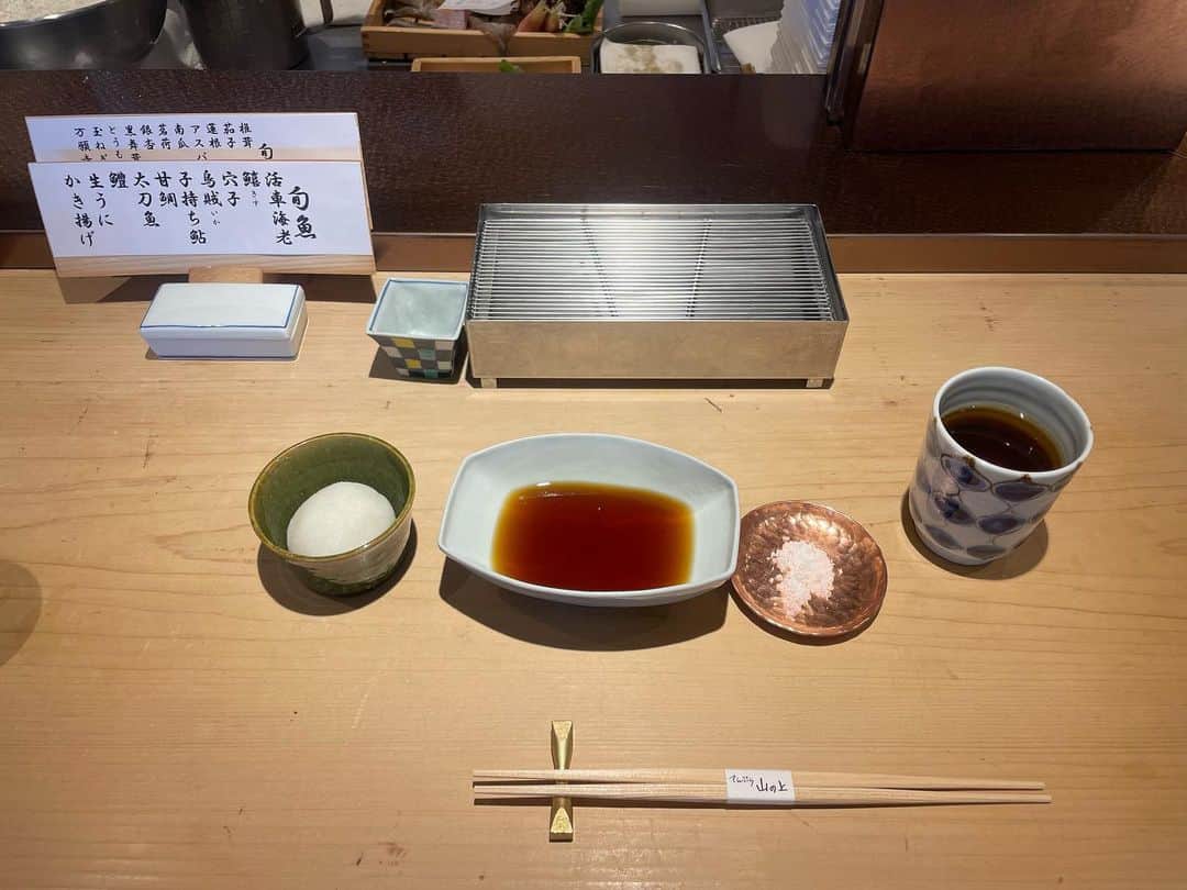 のインスタグラム：「写真おかしかったからやり直し💦  今日は、お母さんと お世話になってる寿江さんの美容室へ #銀座Fortuna  さん  その前に、せっかく銀座に行くのでなにか食べようか？と言ったらリクエストが「天ぷら」  ひやぁ！ 今週は、忠さんと、とんかつ食べたし、あたし、油系苦手だしと思いつつ、天ぷらやさんを検索  選んだとこは、  #てんぶら山の上 さん  きゃー😱高級( ꒪⌓꒪)白目  でも、お母さんのお誕生日🎂とか、なかなか、変なウイルスのせいで、できなかったし、娘は、頑張りました！ 大好きなおばあちゃん👵には、なんにもしてあげれなかったし、また、頑張って働かなきゃ！！！🥳  それから、大好きな寿江さんに、会いに🤩 髪も綺麗にして下さいますが、最早、会うだけが目的ぐらい素敵な寿江さん🥺  いつもありがとうございます😊  あたしは、母の付き添いだったけど、寿江さん、あたしの傷んだ髪が許せなかった模様で🫠 トリートメントを☺️ 流石、夏に傷んだ髪が、ピッカピカ💆‍♀️  お母さんも、可愛くしてもらいました😀  また、寿江さんとこ行きがてら、ランチしましょう  #銀座グルメ #黒髪ロング #超ロングヘアー」