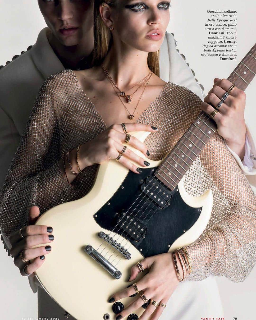 ダミアーニのインスタグラム：「The Belle Époque Reel collection wins over @vanityfairitalia “Accessories Special” of issue no. 37. Sophisticated and eye-catching, a male and female model, both sporting a rockstar look and allure, wear the bold Belle Époque Reel jewels, interpreting their dynamic style.  #DamianiBelleEpoqueReel #Damiani #Handmade #MadeInItaly」