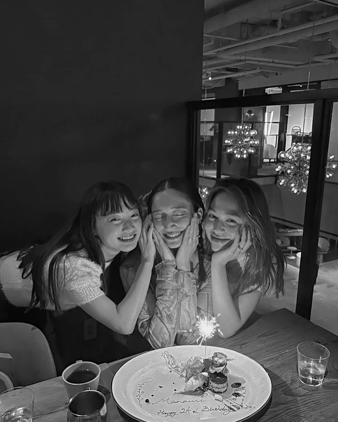 新野尾七奈さんのインスタグラム写真 - (新野尾七奈Instagram)「🎂Happy Birthday @manatakase_ ♡♡ 💗 @caroline_masunaga 💗💜 Love you 🖤 👗 @snidel_official  👖 @beams_official  💼 @epoi_official」9月15日 0時00分 - nanagirl7