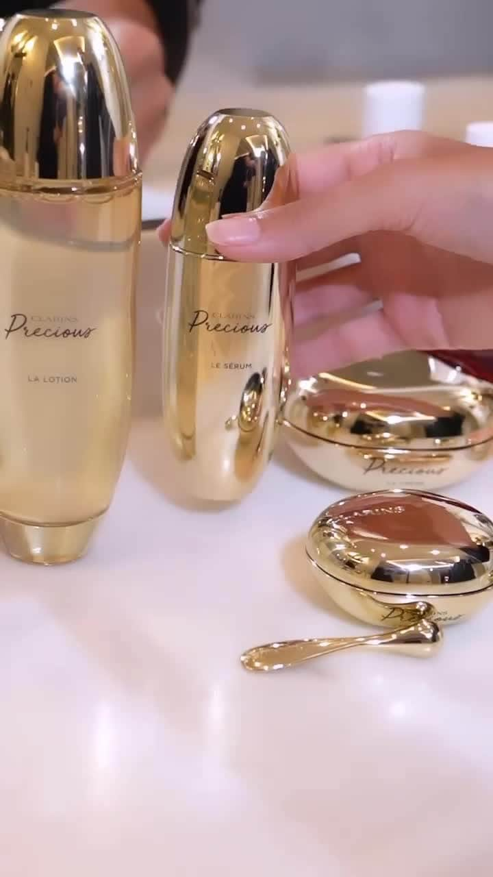 Clarins Middle Eastのインスタグラム：「روتين عناية بالبشرة متكامل ولوك مكياج بسيط مع @haneenalsaify باستخدام مجموعة كلارنس برشياس ومكياج كلارنس♥️⁣ ⁣ متوفر في بوتيكات كلارنس ومتاجرنا الالكترونية (الروابط في البايو)⁣⁣⁣⁣⁣⁣⁣⁣⁣⁣⁣⁣⁣⁣⁣⁣⁣⁣⁣⁣⁣⁣⁣⁣⁣⁣ ⁣ A complete skincare routine and simple makeup look from @haneenalsaify using Clarins Precious and Clarins Makeup♥️⁣ ⁣ Available exclusively at Sephora, Clarins Boutiques, and Clarins websites.⁣⁣⁣⁣ ⁣⁣ #Clarins #ClarinsME #SkinCare #Precious #AsRareAsYou #NewLaunch #كلارنس #بريشياس #نادرة_مثلك #مجموعة_جديدة #إصدار_جديد」