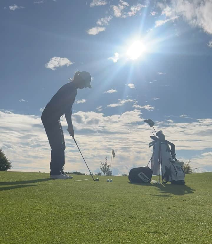 アンナ・ノルドクビストのインスタグラム：「Amazing couple days smiling, practicing and hanging out with friends at @ombergsgolfresort … this place means so much to me! 🫶🏻  I first came here in 2003 with the National Team on a talent camp, and its been a happy place ever since. To see how this place has grown the last 20 years and to follow how hard work, dreams and visions has come true out here has been very special! I doubt you will find a course in Sweden right now in better conditions! Im speechless how good it is!   Leaving with recharged batteries and a smile on my face! Cant wait to come back again! 🫶🏻」