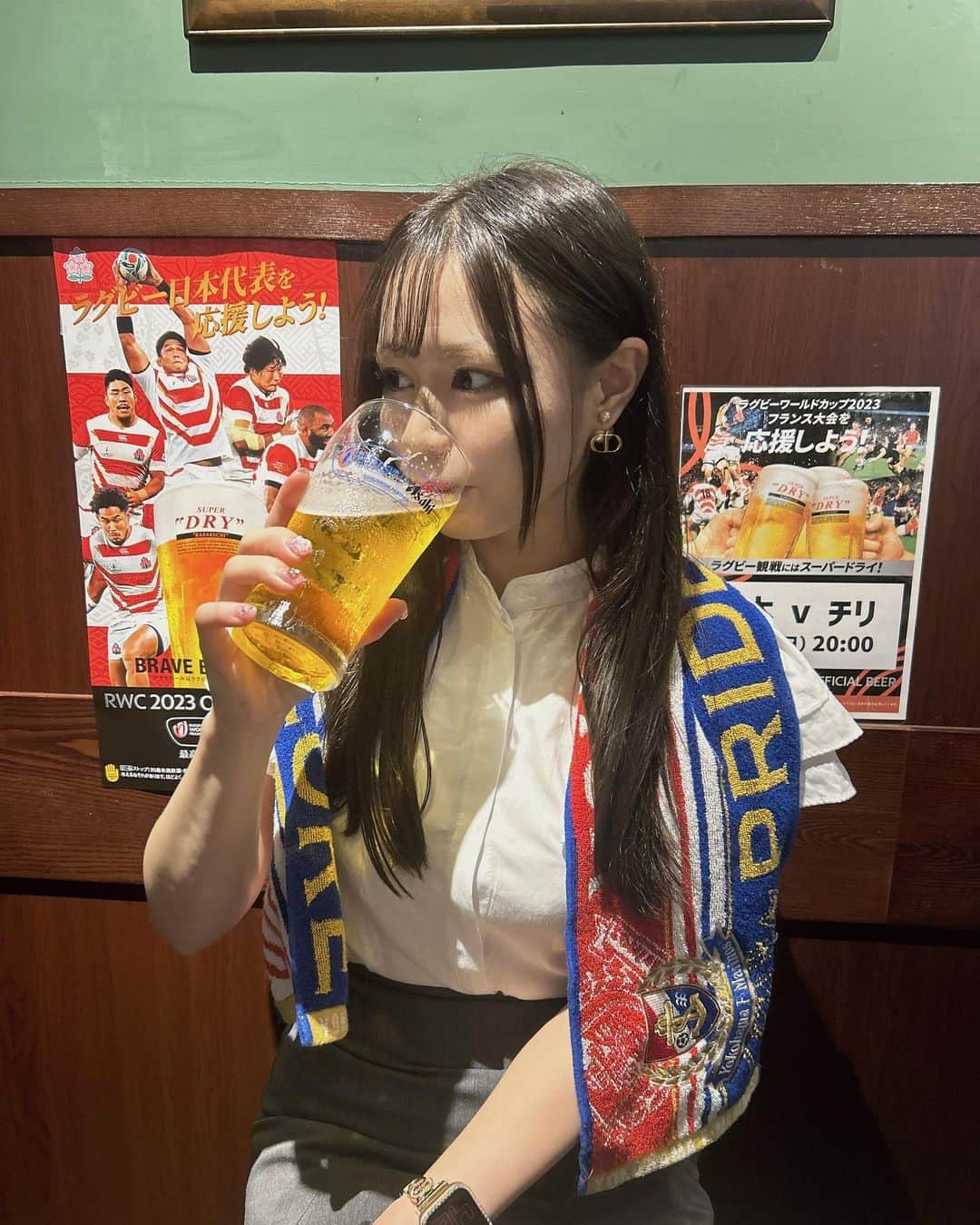 山口みらんのインスタグラム：「🔥😉💪‼️  HUBでマリノスの試合観戦した日⚽️  たまたま、ラグビー案件でアサヒビールあったので、アサヒスーパーゴールを願い飲んでたらアサヒスーパーゴールを見れました🍺🌟🌟🌟   #ルヴァンカップ もHUBで観戦できるのはとてもありがたいよね⚽️  HUBって女性は行きにくいイメージだったけどマリノス戦の時のマリの応援店は本当に、スタジアムの様な雰囲気でマリサポさんで埋まってます🏟💕  私も結構愛用させてもらってるけど、FANSTAっていうアプリからだと座席予約もネットでできるので便利です♪  ルヴァン杯準決勝進出したので またお世話になりそうです🌸  埼スタは日曜だし、行きたいな^ - ^  このまま、ルヴァンも絶対優勝するぞ🔥   #fmarinos  #マリノス  #横浜F・マリノス  #HUB  #HUB観戦  #サッカー観戦  #ol  #ol女子  #仕事終わり  #仕事終わりの一杯  #サッカー観戦」