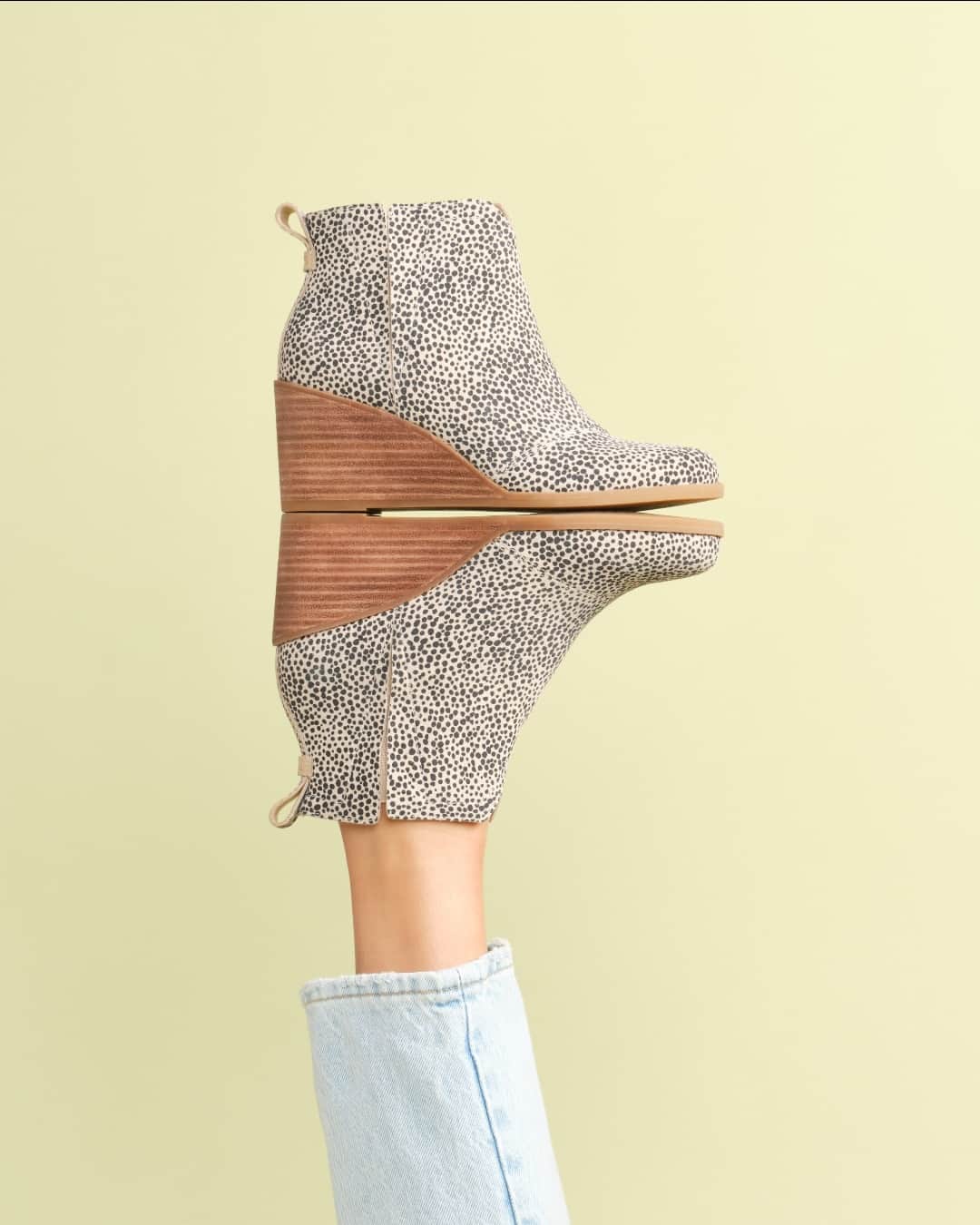 トムズシューズのインスタグラム：「Levels to it! An outfit-making style you'll love to wear on repeat 🔁 Kick start the fall with the Clare Boots. Now available on TOMS.com! #WearGood」