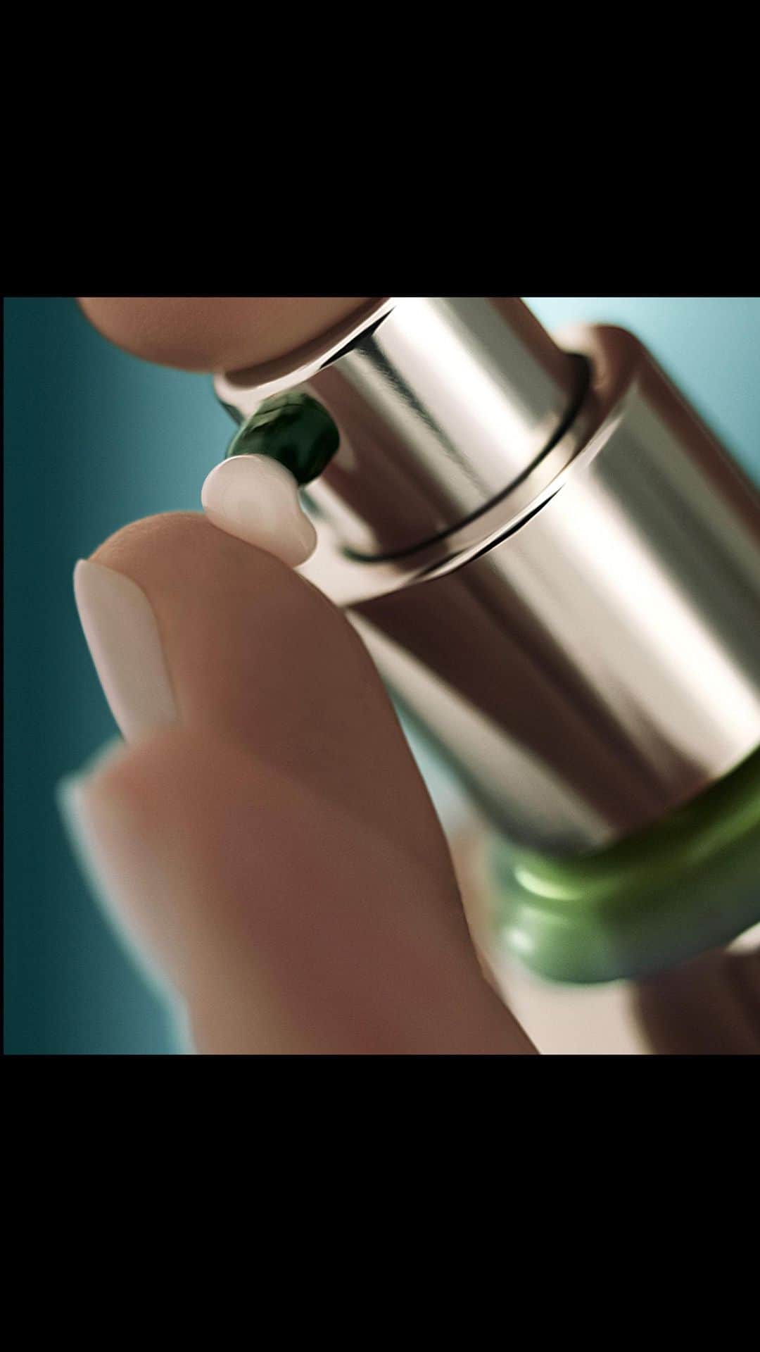 ドゥラメールのインスタグラム：「Discover why Paulette loves The NEW Lifting Firming Serum. Over time, heighten visible definition and amplify volume to recalibrate the look of skin’s contours. Want to know how to apply this silky serum using the La Mer V-Sculpt Technique? Try the filter and follow along with every step to discover the serum’s multi-dimensional benefits.   Head to our profile to learn more. #LaMer #LaMerSkincare #LaMerLiftingFirmingSerum」