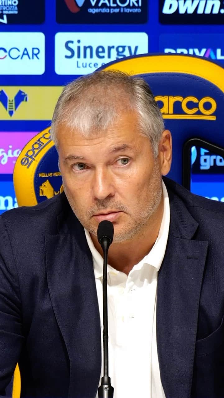 エラス・ヴェローナFCのインスタグラム：「“Se un giocatore non capisce le emozioni che ti dà Verona, allora è meglio che qui non ci venga”   Queste le parole del DS Sean #Sogliano oggi durante la conferenza stampa 🟡🔵」