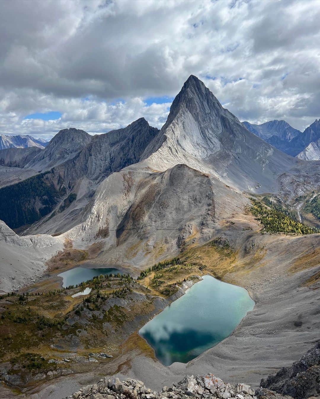 Zanna Van Dijkさんのインスタグラム写真 - (Zanna Van DijkInstagram)「📍Smutwood Peak, Kananaskis 🇨🇦  Tag someone you want to conquer this route with! 🥾   Guys, this was one of the best hikes of my LIFE 😭 It’s the route which inspired our whole trip to the Kananaskis region of the Rockies and it surpassed all our expectations!! The views and landscapes were truly breathtaking. Add it to your hiking bucket list ASAP! ☑️   Here’s the deets: ➡️ Distance: 19km ➡️ Elevation gain: 1000m  ➡️ Difficulty: Hard. The climb is long, steep & relentless. As you near the summit the path narrows then disappears and you have to scramble over scree covered rocks. If you’re not feeling it, you can stop before the scramble and you still get amazing views 👌🏼  ➡️ Location: The trailhead is a short walk from @mountengadine lodge where we stayed. Otherwise you can drive in from Canmore in 45mins-1hr. The drive is STUNNING, but the road to the trailhead is unpaved so ensure you have a suitable car.  See more of the route on my stories! I’m happy to answer any other questions you have! I’ll be listing all our favourite hikes in a travel guide 🇨🇦♥️ #mountsmutwood #smutwood #smutwoodpeak #kananaskis #kananaskiscountry #kananaskisalberta」9月15日 0時03分 - zannavandijk