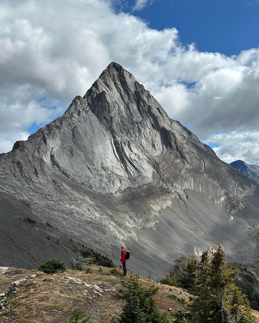 Zanna Van Dijkさんのインスタグラム写真 - (Zanna Van DijkInstagram)「📍Smutwood Peak, Kananaskis 🇨🇦  Tag someone you want to conquer this route with! 🥾   Guys, this was one of the best hikes of my LIFE 😭 It’s the route which inspired our whole trip to the Kananaskis region of the Rockies and it surpassed all our expectations!! The views and landscapes were truly breathtaking. Add it to your hiking bucket list ASAP! ☑️   Here’s the deets: ➡️ Distance: 19km ➡️ Elevation gain: 1000m  ➡️ Difficulty: Hard. The climb is long, steep & relentless. As you near the summit the path narrows then disappears and you have to scramble over scree covered rocks. If you’re not feeling it, you can stop before the scramble and you still get amazing views 👌🏼  ➡️ Location: The trailhead is a short walk from @mountengadine lodge where we stayed. Otherwise you can drive in from Canmore in 45mins-1hr. The drive is STUNNING, but the road to the trailhead is unpaved so ensure you have a suitable car.  See more of the route on my stories! I’m happy to answer any other questions you have! I’ll be listing all our favourite hikes in a travel guide 🇨🇦♥️ #mountsmutwood #smutwood #smutwoodpeak #kananaskis #kananaskiscountry #kananaskisalberta」9月15日 0時03分 - zannavandijk