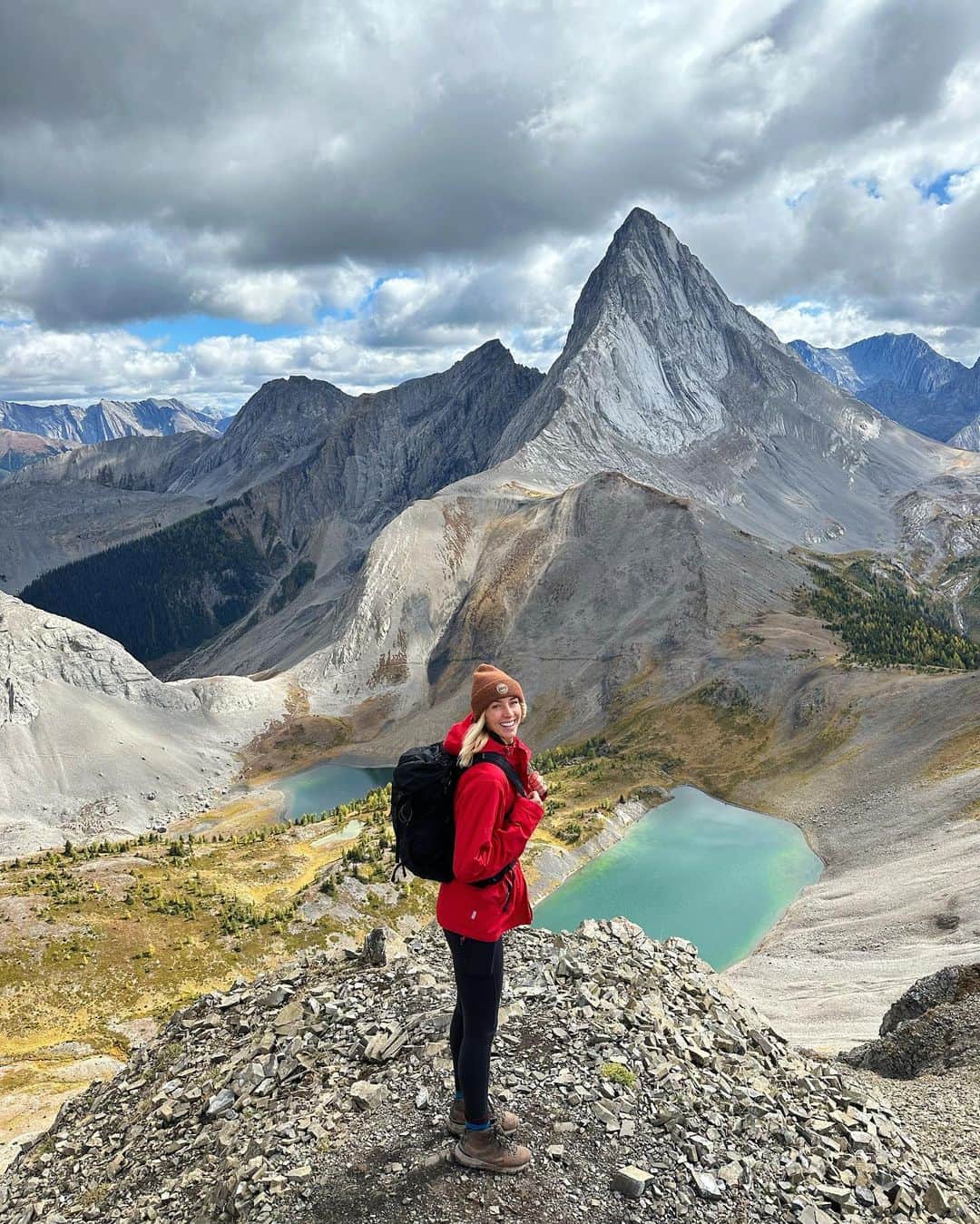 Zanna Van Dijkのインスタグラム：「📍Smutwood Peak, Kananaskis 🇨🇦  Tag someone you want to conquer this route with! 🥾   Guys, this was one of the best hikes of my LIFE 😭 It’s the route which inspired our whole trip to the Kananaskis region of the Rockies and it surpassed all our expectations!! The views and landscapes were truly breathtaking. Add it to your hiking bucket list ASAP! ☑️   Here’s the deets: ➡️ Distance: 19km ➡️ Elevation gain: 1000m  ➡️ Difficulty: Hard. The climb is long, steep & relentless. As you near the summit the path narrows then disappears and you have to scramble over scree covered rocks. If you’re not feeling it, you can stop before the scramble and you still get amazing views 👌🏼  ➡️ Location: The trailhead is a short walk from @mountengadine lodge where we stayed. Otherwise you can drive in from Canmore in 45mins-1hr. The drive is STUNNING, but the road to the trailhead is unpaved so ensure you have a suitable car.  See more of the route on my stories! I’m happy to answer any other questions you have! I’ll be listing all our favourite hikes in a travel guide 🇨🇦♥️ #mountsmutwood #smutwood #smutwoodpeak #kananaskis #kananaskiscountry #kananaskisalberta」
