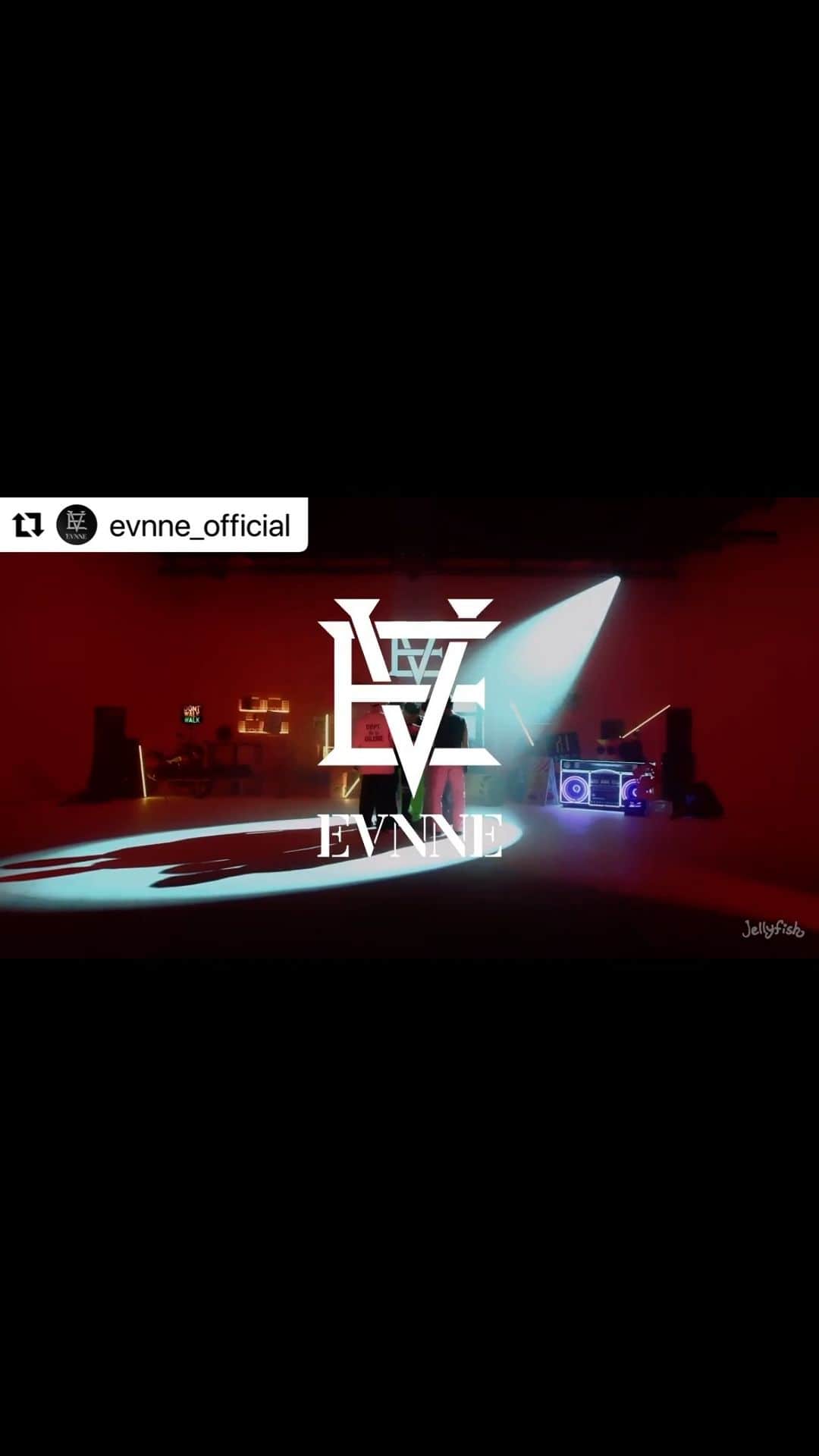 Jellyfish Entertainmentのインスタグラム：「#Repost @evnne_official with @use.repost ・・・ EVNNE  1st Mini Album [Target: ME] 🎯  ‘Target: ME’ Highlight Medley  🎥 bit.ly/48dc20l  🎧 2023.09.19 18:00 (KST)  #EVNNE #이븐 #Target_ME #TROUBLE #RoleModel #PrettyThing #YourText #JUKEBOX #EvenMore #20230919_6PM」